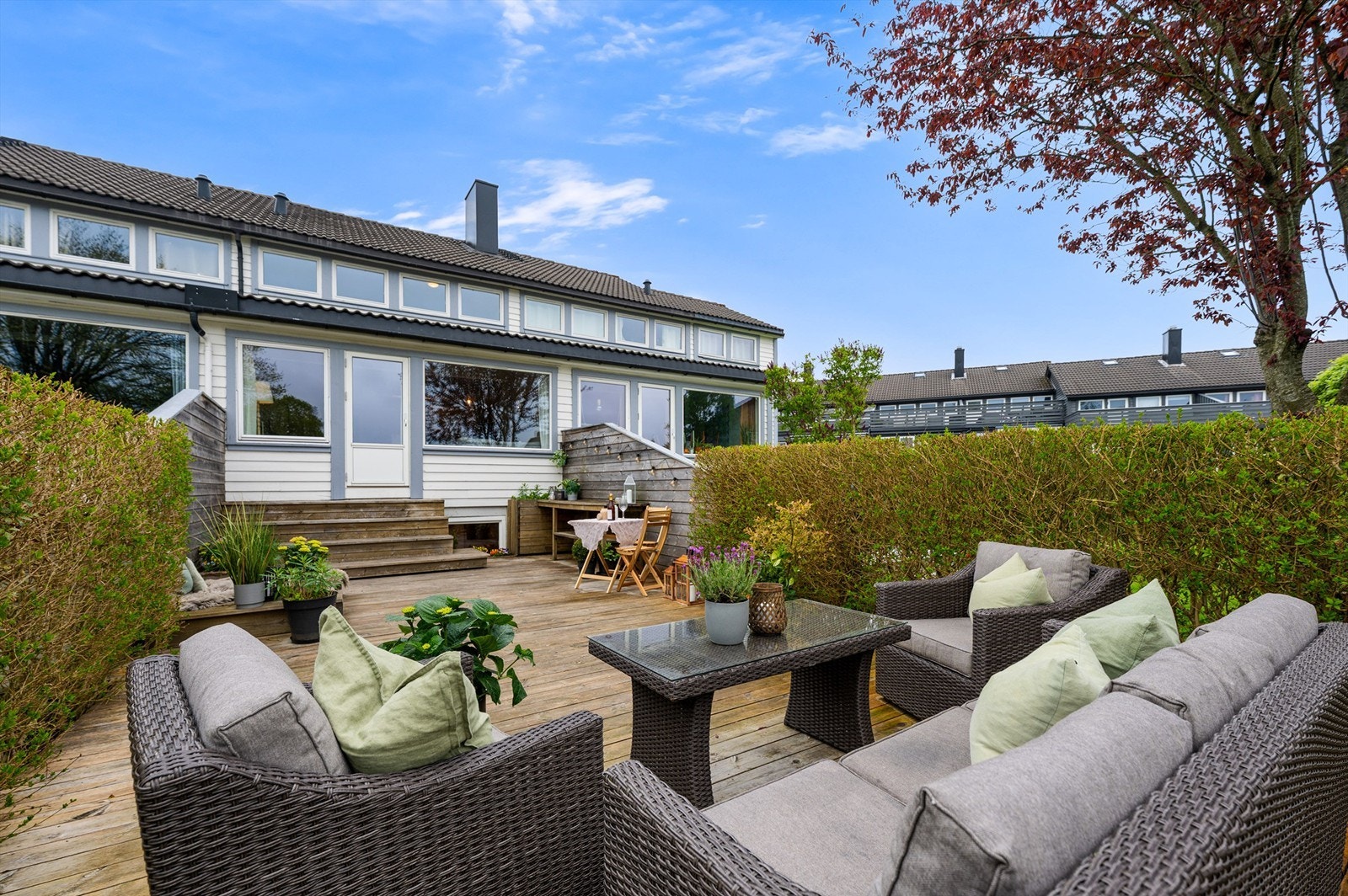God plass til hagemøbler på terrassen. Det er også en sandkasse her. Galleribilde