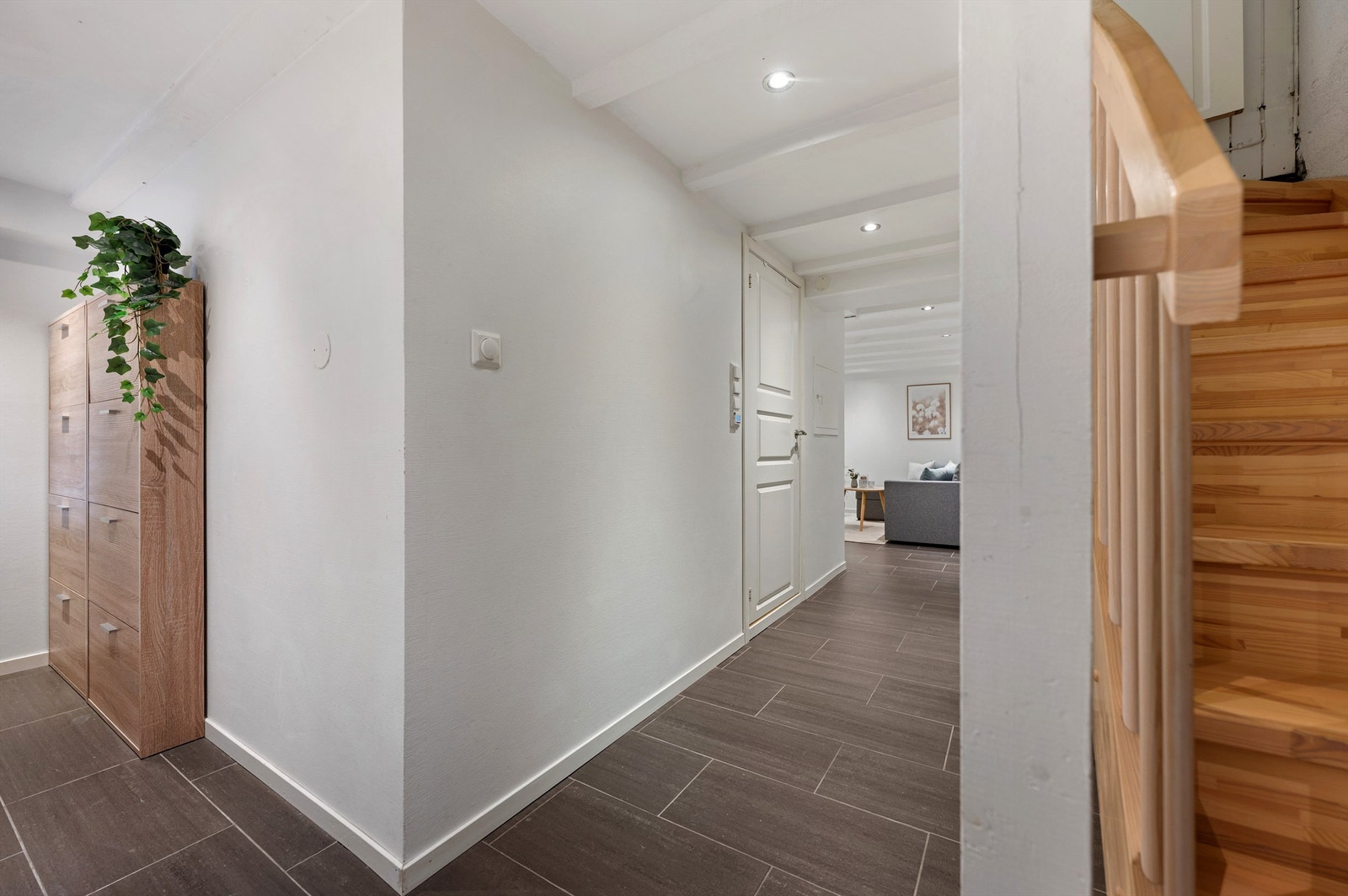 Kjelleren er innredet med stort og fint bad, kjellerstue, gang, gjesterom og bod. Galleribilde