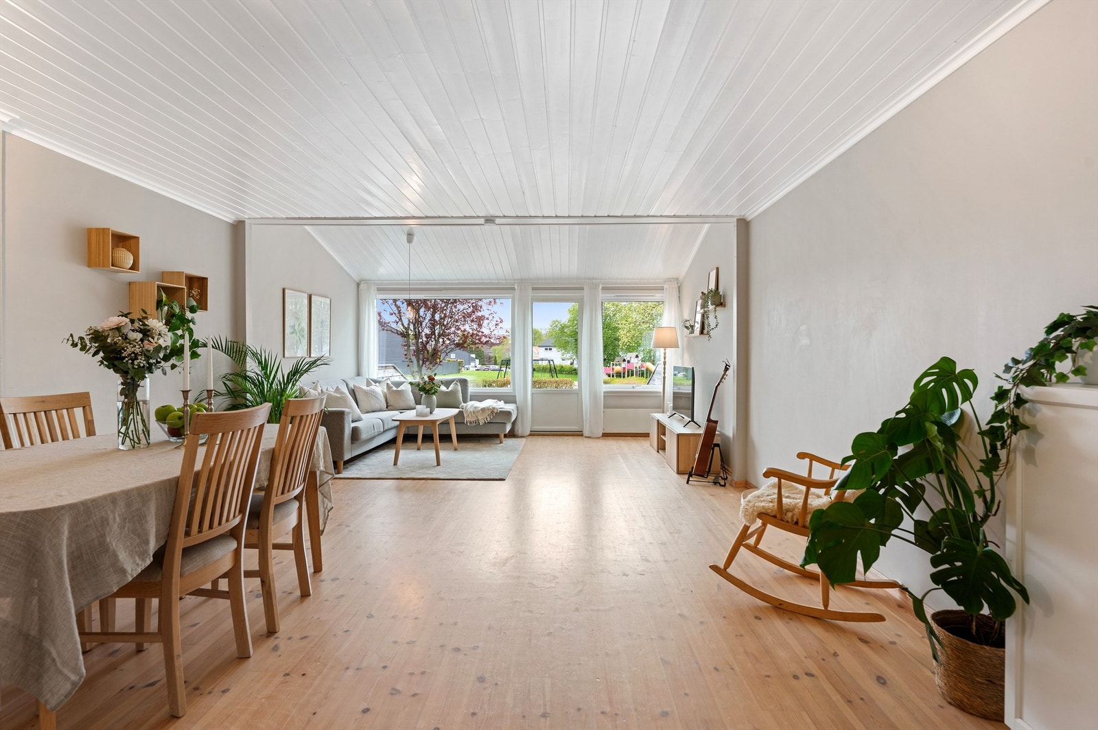 Det er direkte utgang til solrik og flott hage og terrasse mot sør-vest. Galleribilde