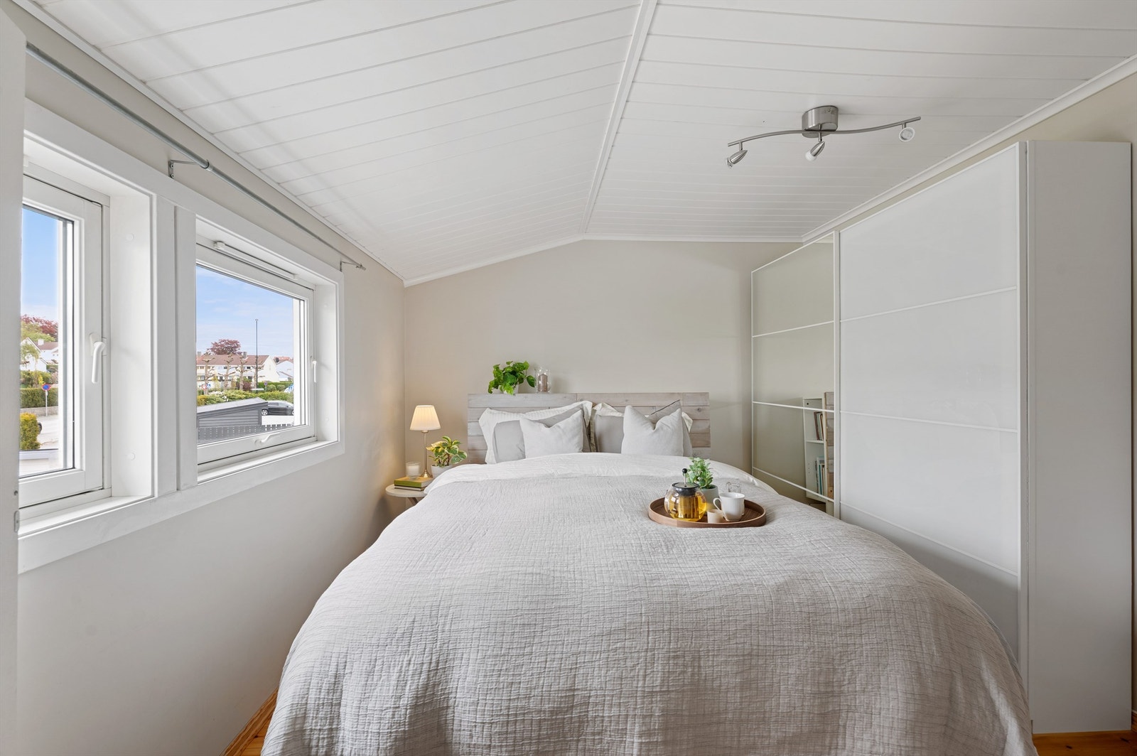 Her er det også skyvedørsgarderobe som har god plass til klesoppbevaring. Galleribilde
