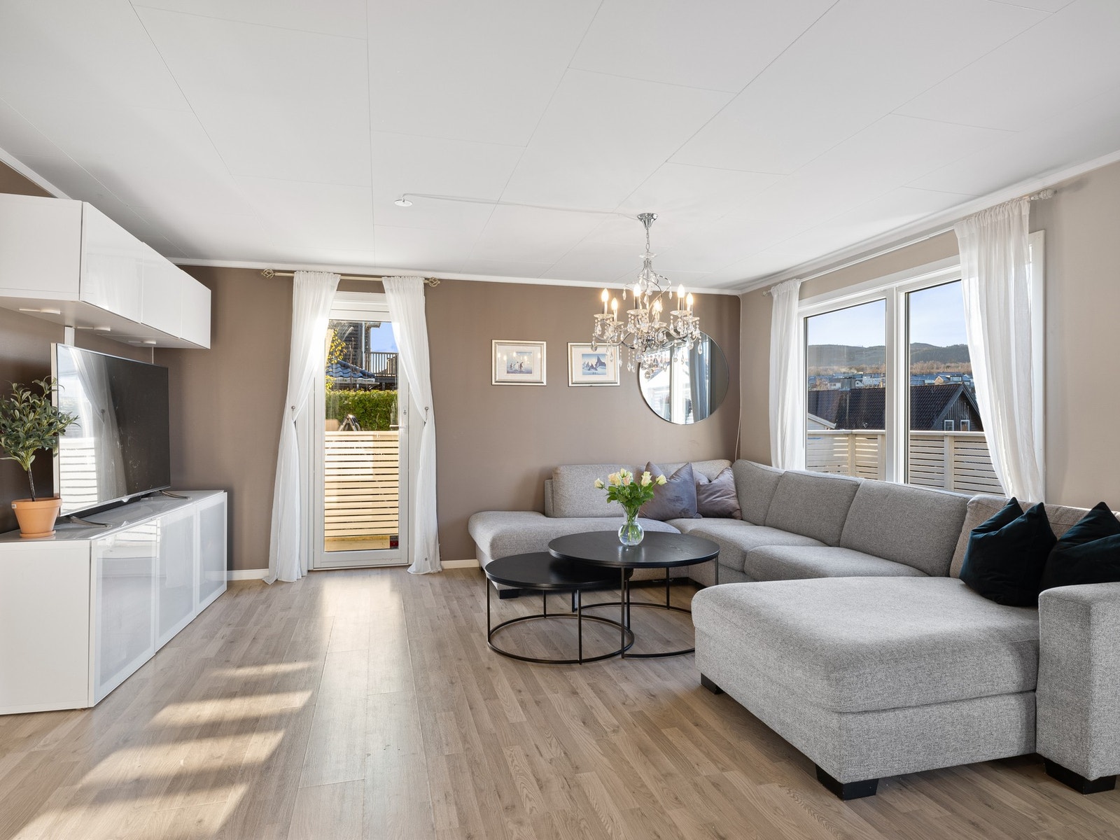 Flott stue i en dus og moderne fargepalett Galleribilde