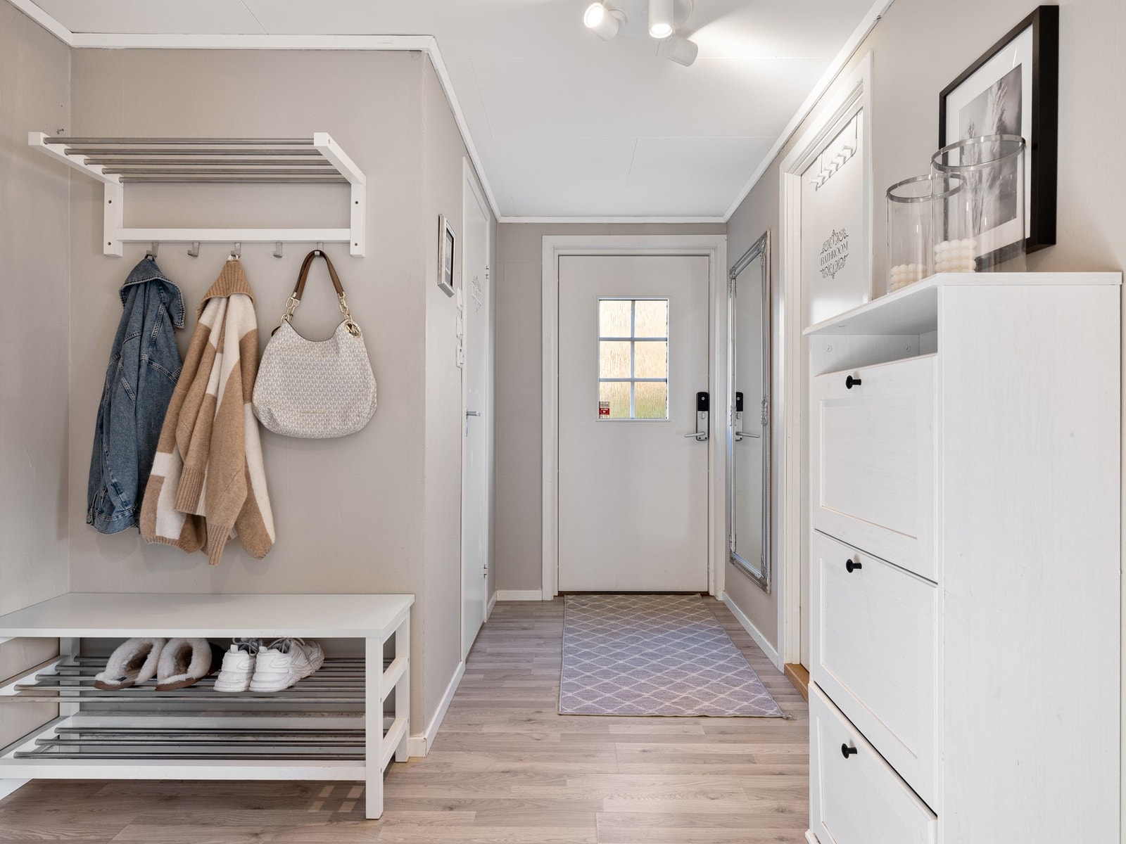 Romslig gang med garderobenisje og plass til småmøblering Galleribilde