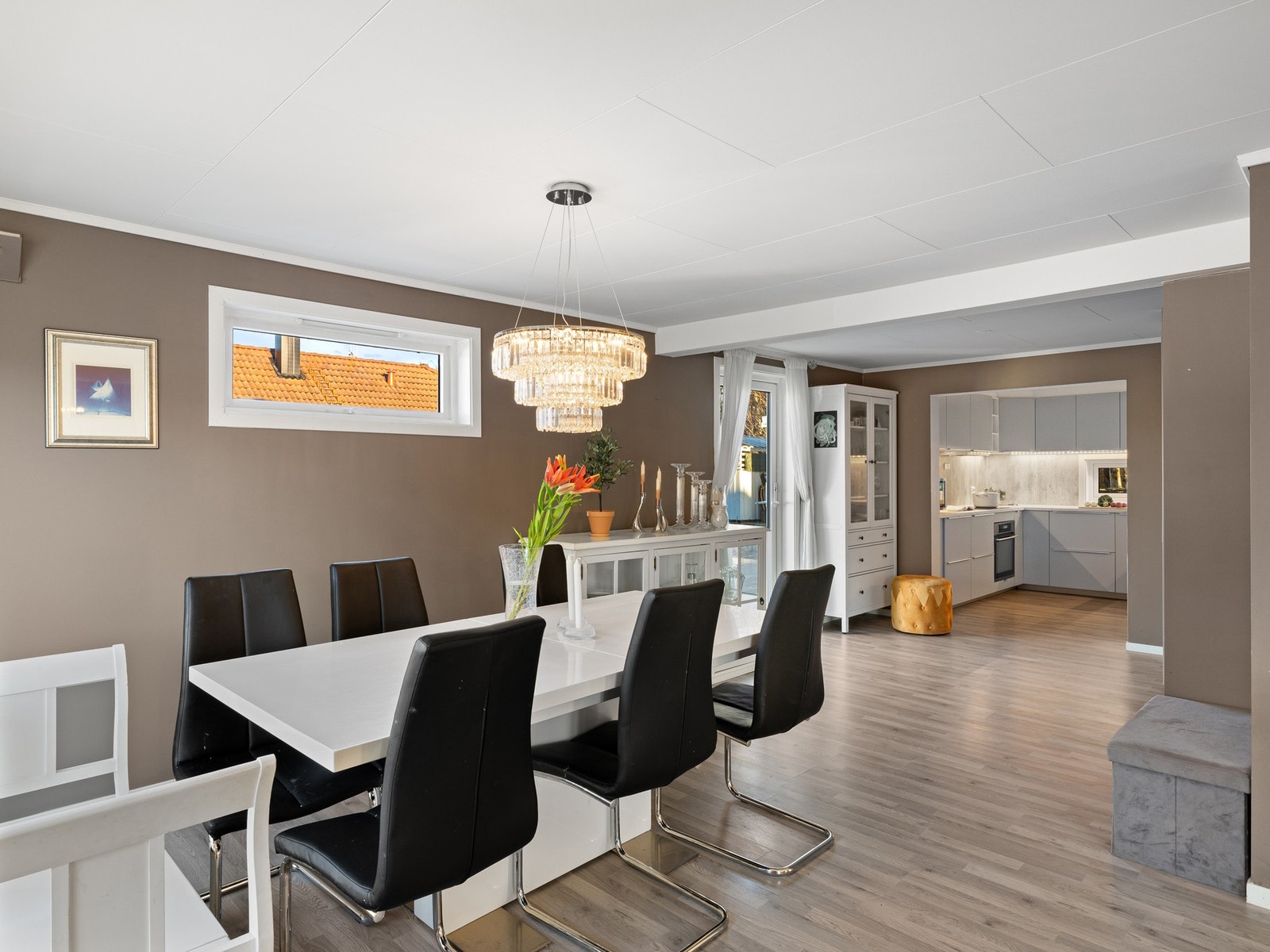 God spiseplass mellom stue og kjøkken Galleribilde