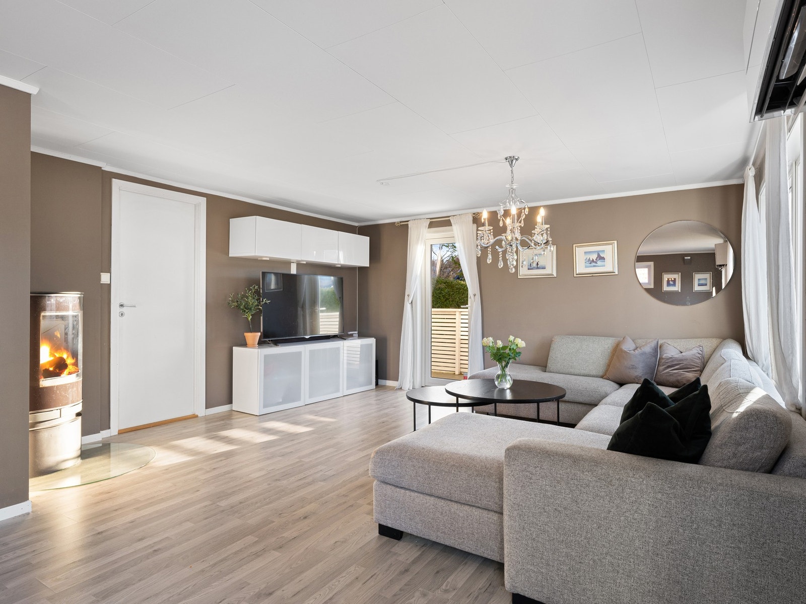 Utgang til terrasse og hage fra to sider i stuen Galleribilde