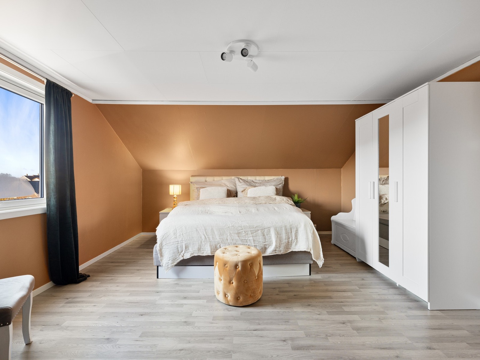 Stort hovedsoverom som kan brukes som en stue nr. to Galleribilde