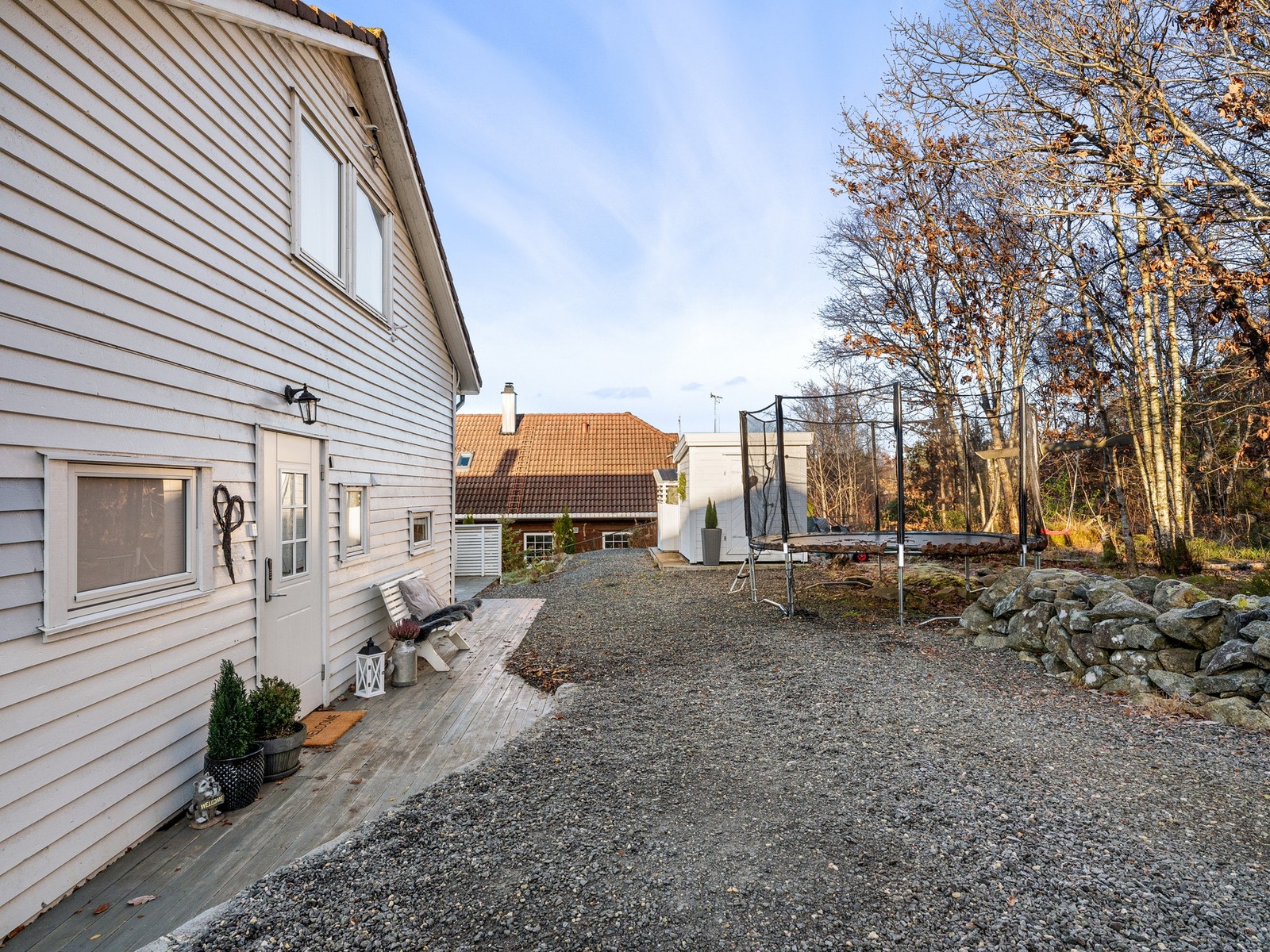 Stort gårdsrom som grenser til grøntområde Galleribilde