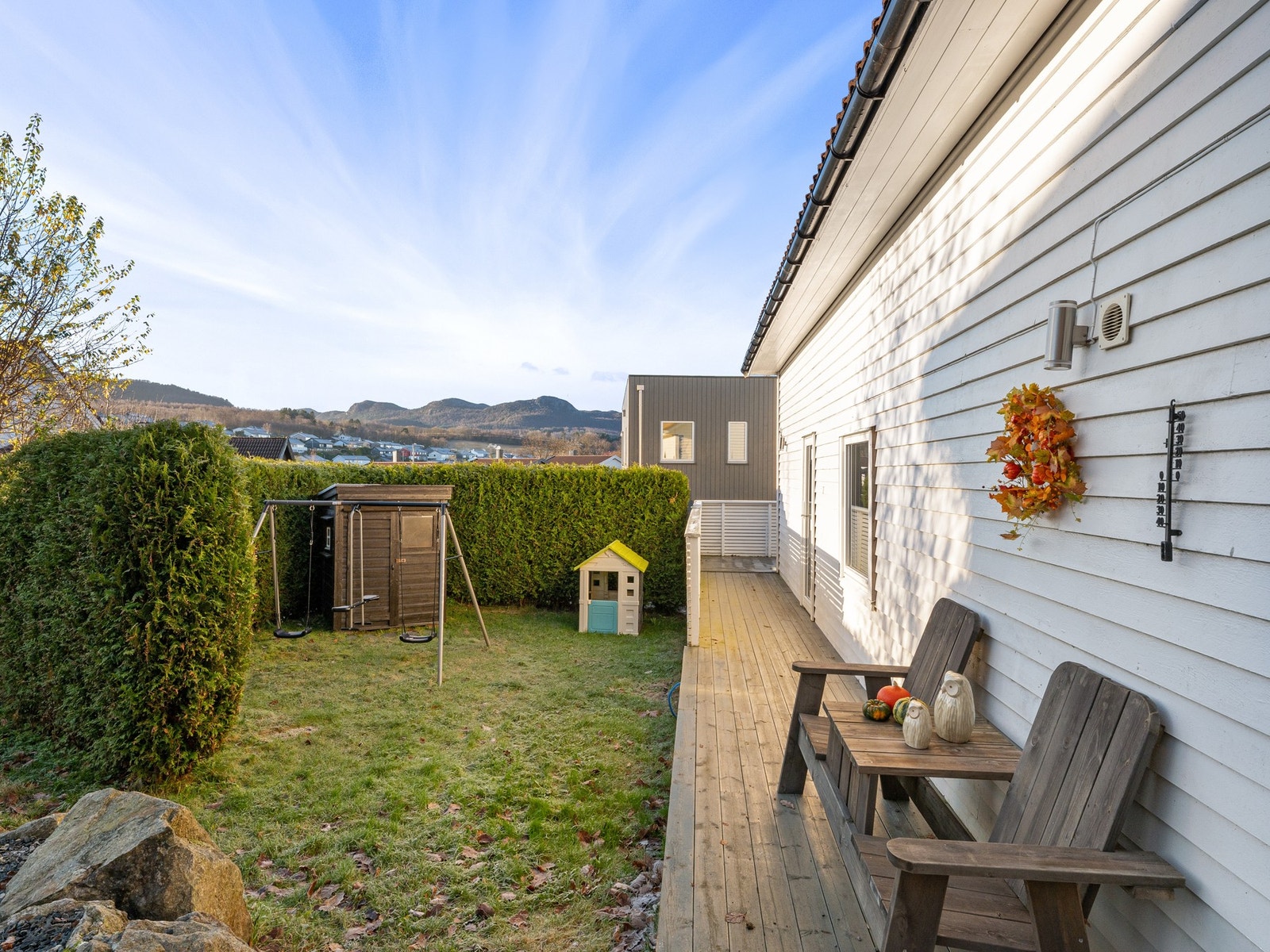 Innhekket hage med redskapsbod Galleribilde