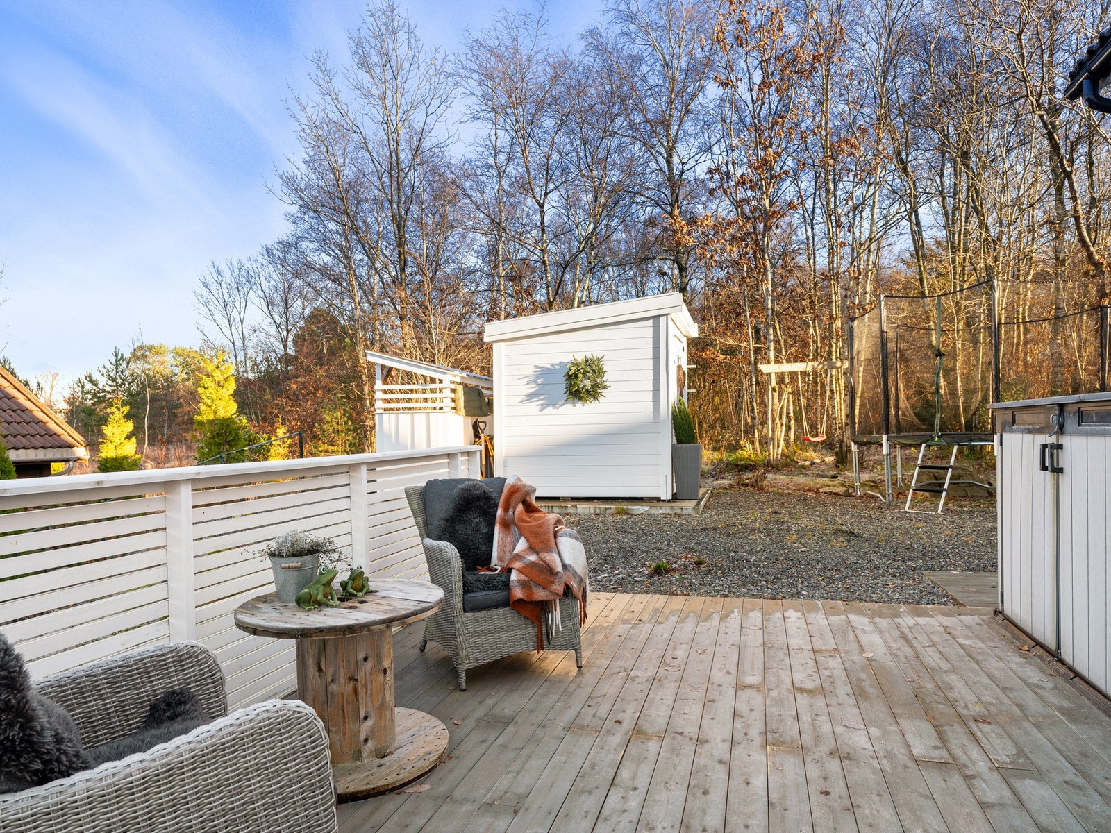 Flott terrasse som går over tre sider av huset Galleribilde