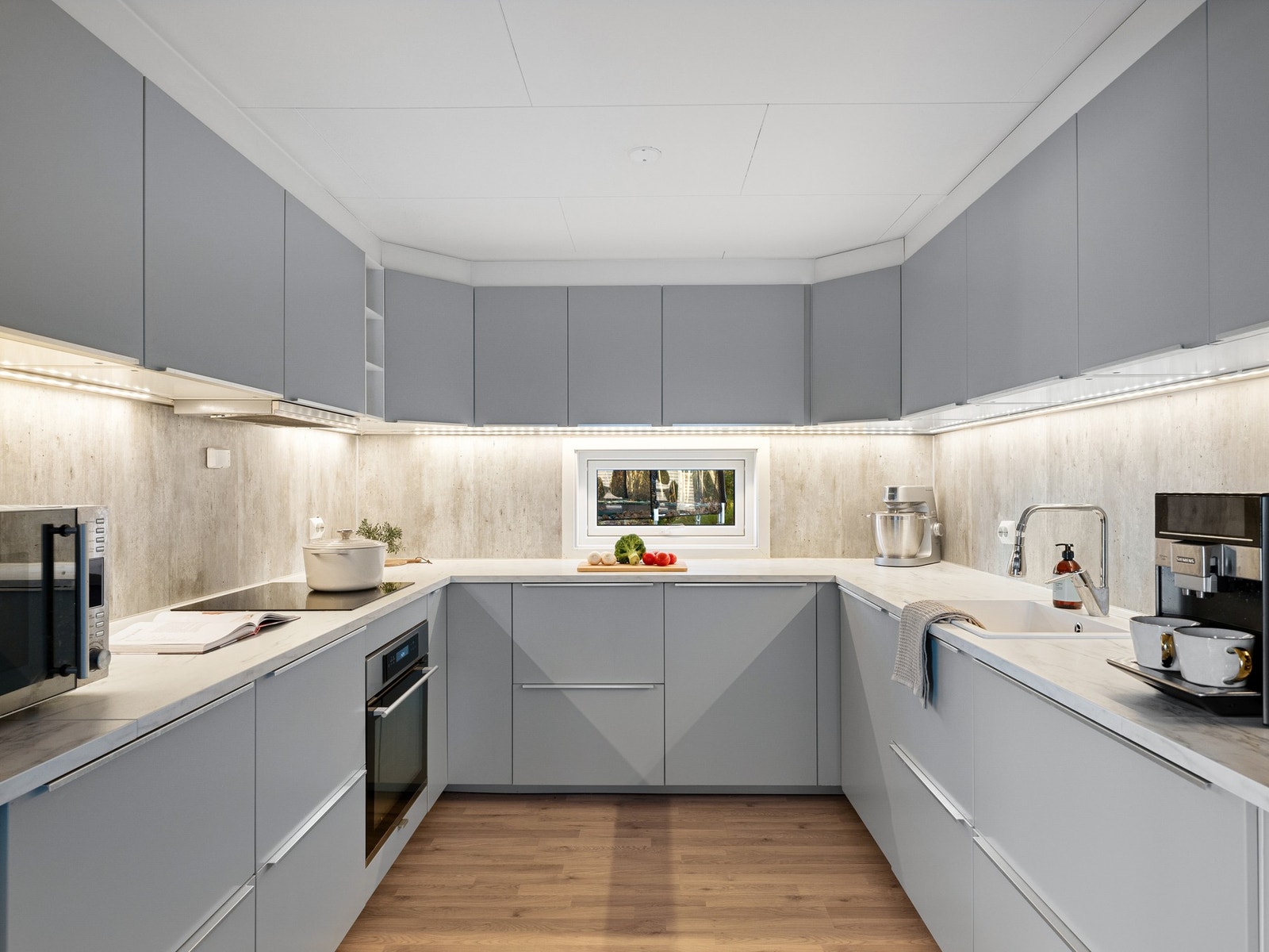 Pent kjøkken fra 2018 med godt med skap- og benkeplass Galleribilde