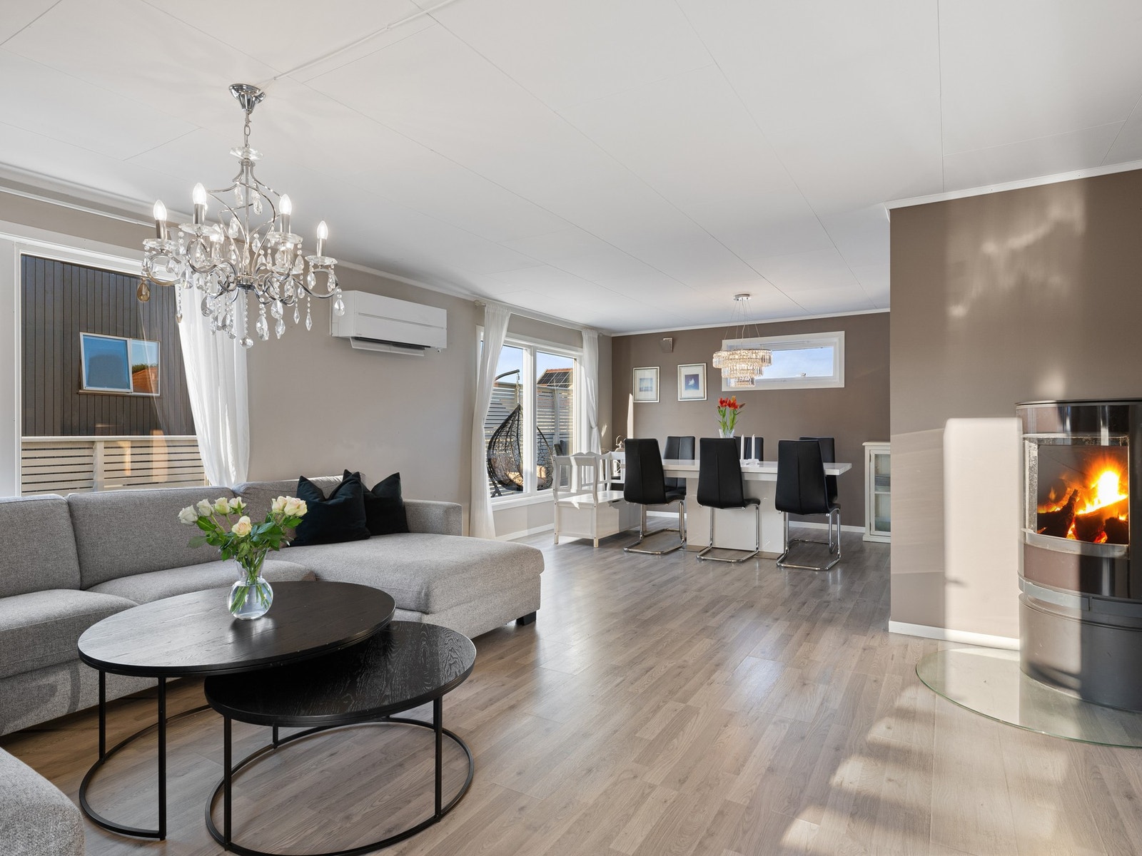 I stuen er det både varmepumpe og vedovn Galleribilde