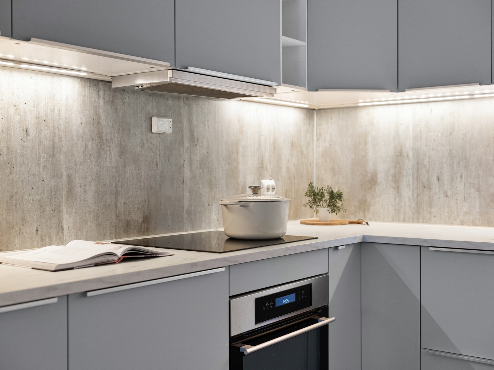 Lys under overskap gir gode arbeidsforhold Galleribilde