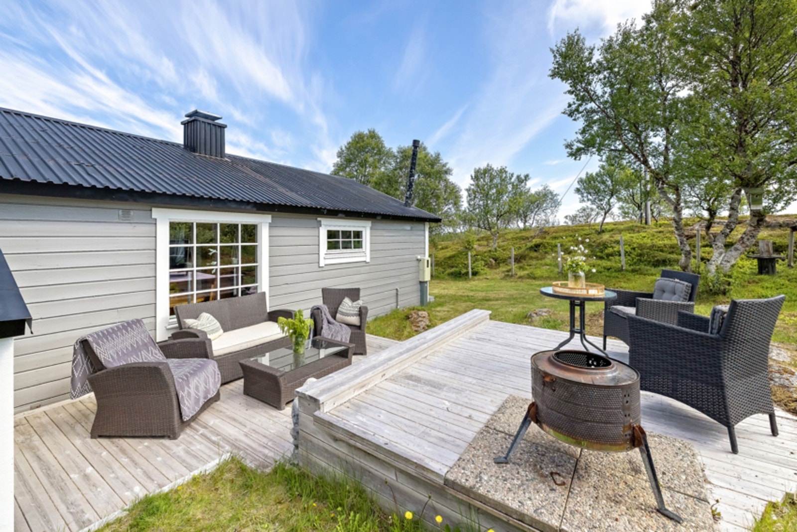 EiendomsMegler 1 v/Sondre Jakobsen har gleden av å ønske dere hjertelig velkommen til visning av denne koselige hytten på Grytøya. Galleribilde