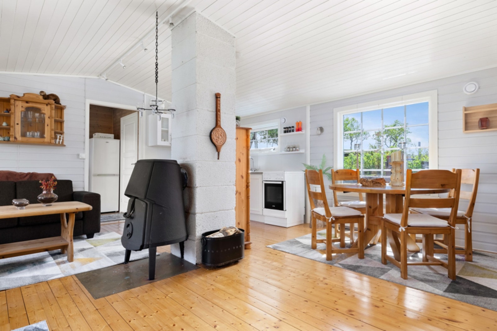 - Det er åpen løsning og sosiale soner som gjør det trivelig for familie og venner. Galleribilde