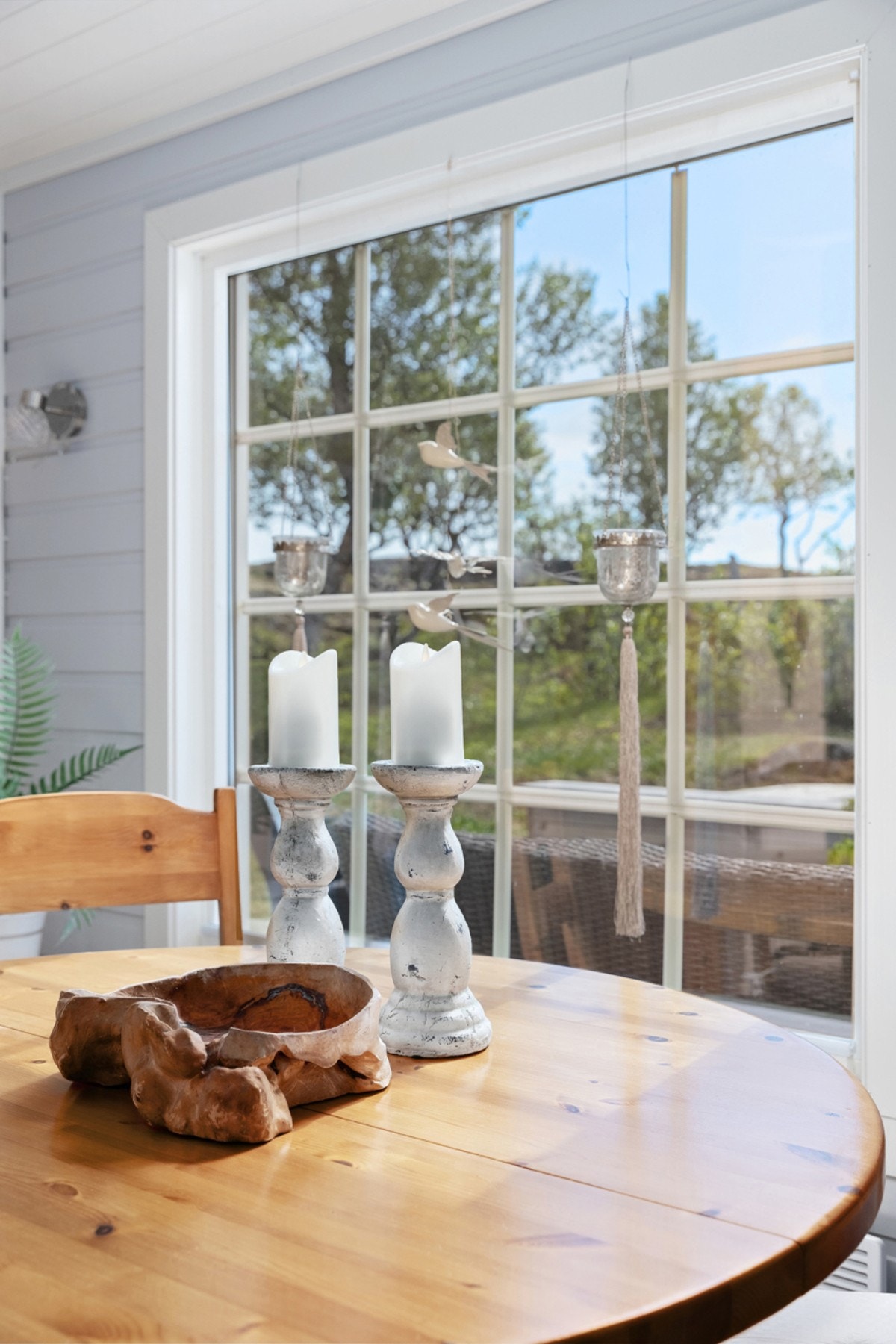 - Fra frokostbordet kan du nyte nord-norsk sommer på sitt beste med fin utsikt over vakker natur. Galleribilde