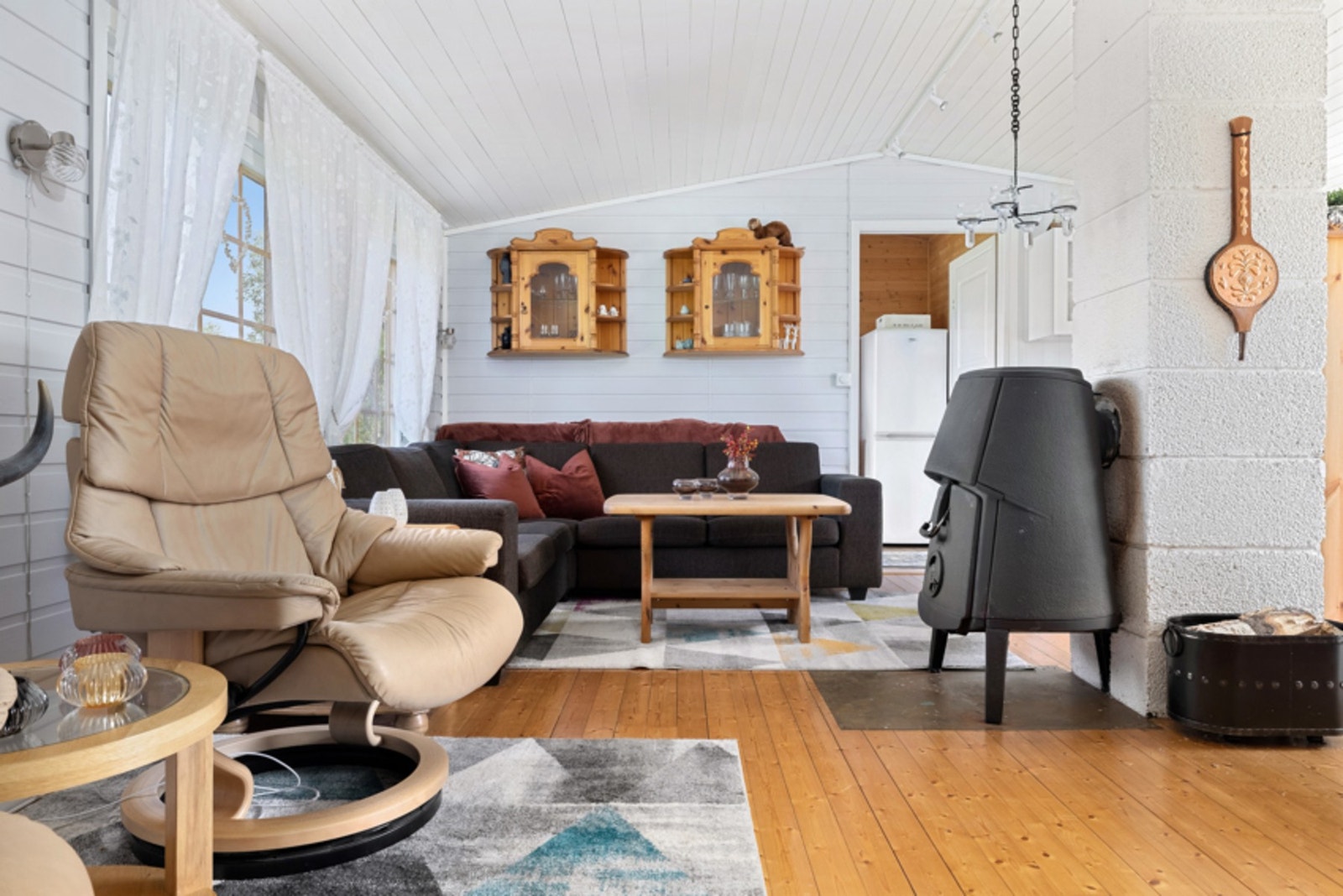 - Stuen har en god gammeldags vedovn i solid utførelse som gir lun varme. Galleribilde