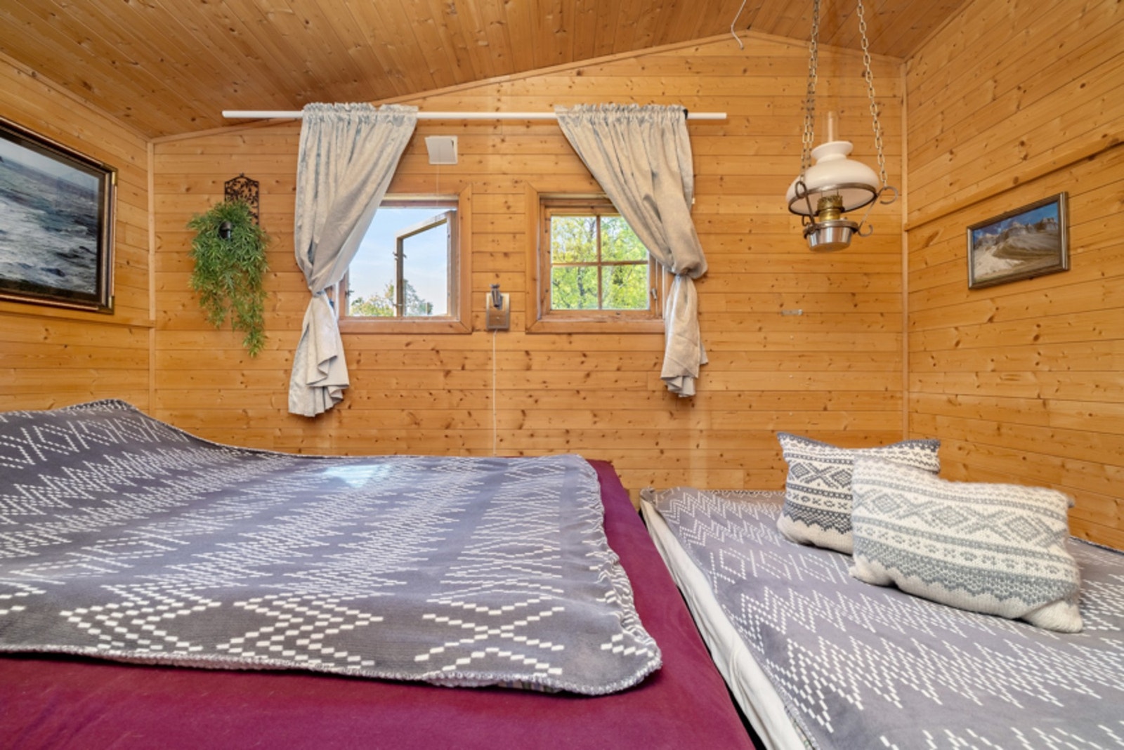 - Soverom I i tradisjonell hyttestil. Galleribilde