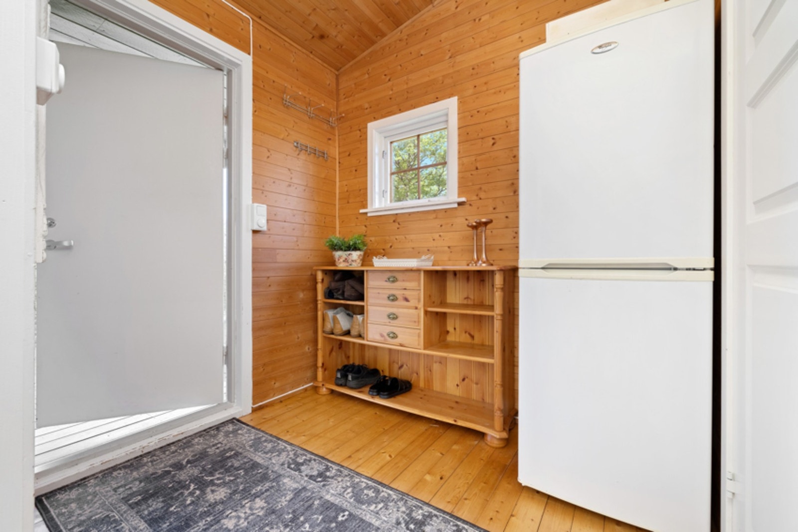 - Romslig hall med plass til fryseskao og oppbevaring av klær. Galleribilde