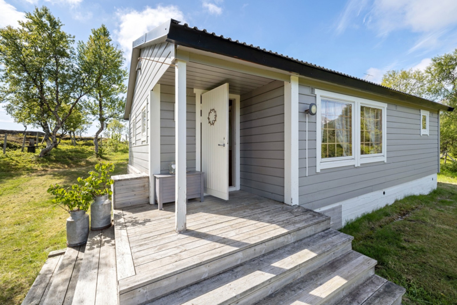 - Hytten ble oppført på festetomt i 1981 og har vært i samme familie siden.denne koselige hytten på Grytøya. Galleribilde