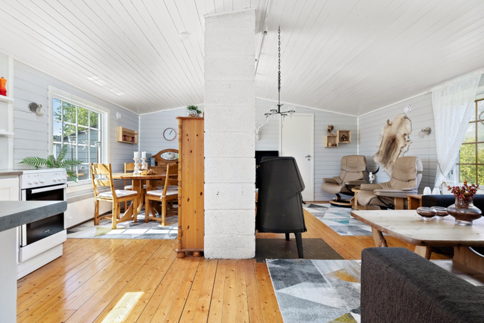 - Velkommen inn! Med skråtak og lyse overflater får du en flott romfølelse. Galleribilde