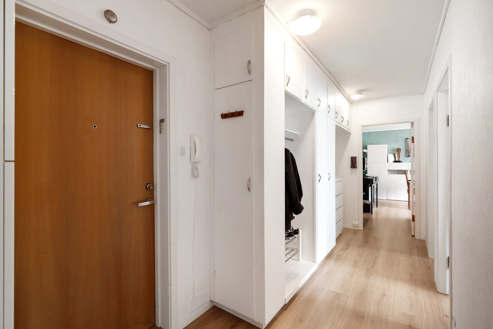 Gang med gode muligheter for oppheng av yttertøy og sko. Galleribilde