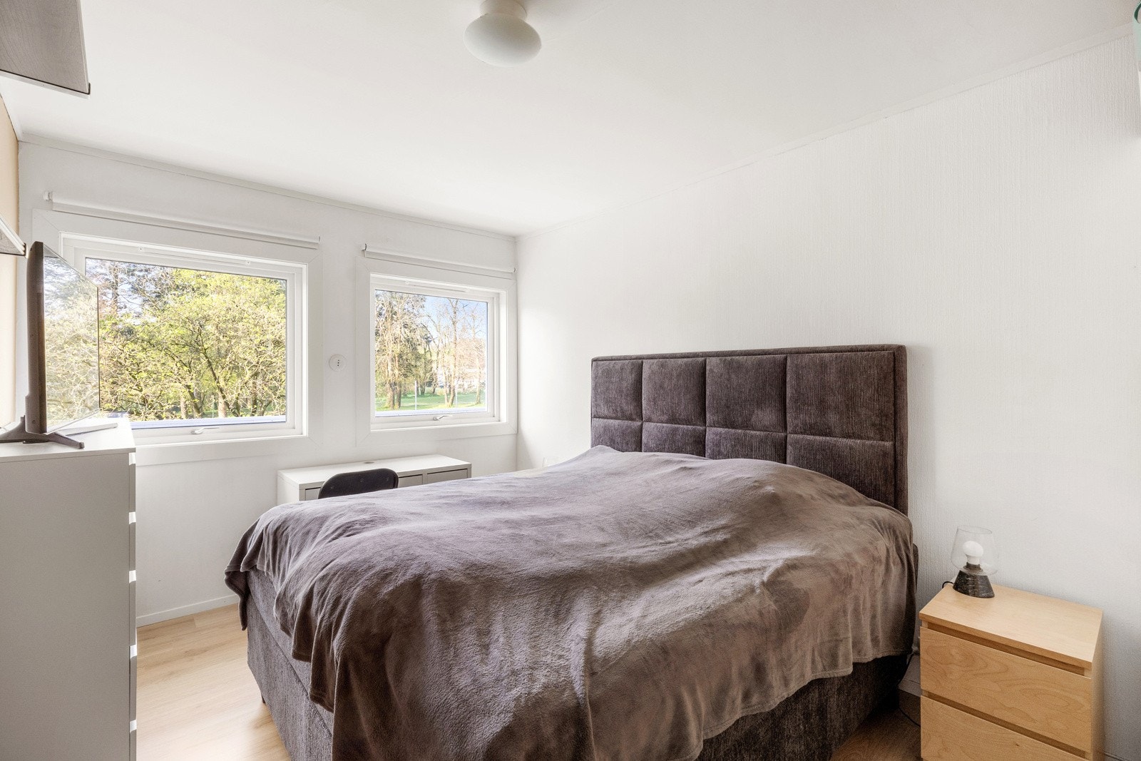 Hovedsoverom med plass til dobbeltseng, nattbord og garderobeløsning. Galleribilde