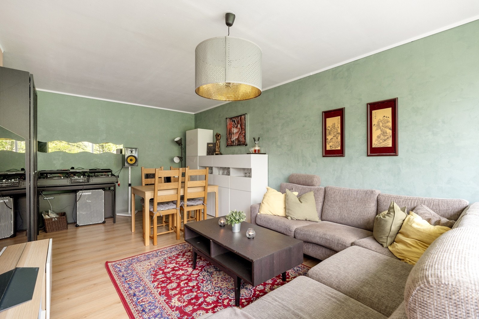 Du får plass til ønsket sofa, sofabord og annet passende møblement. Galleribilde