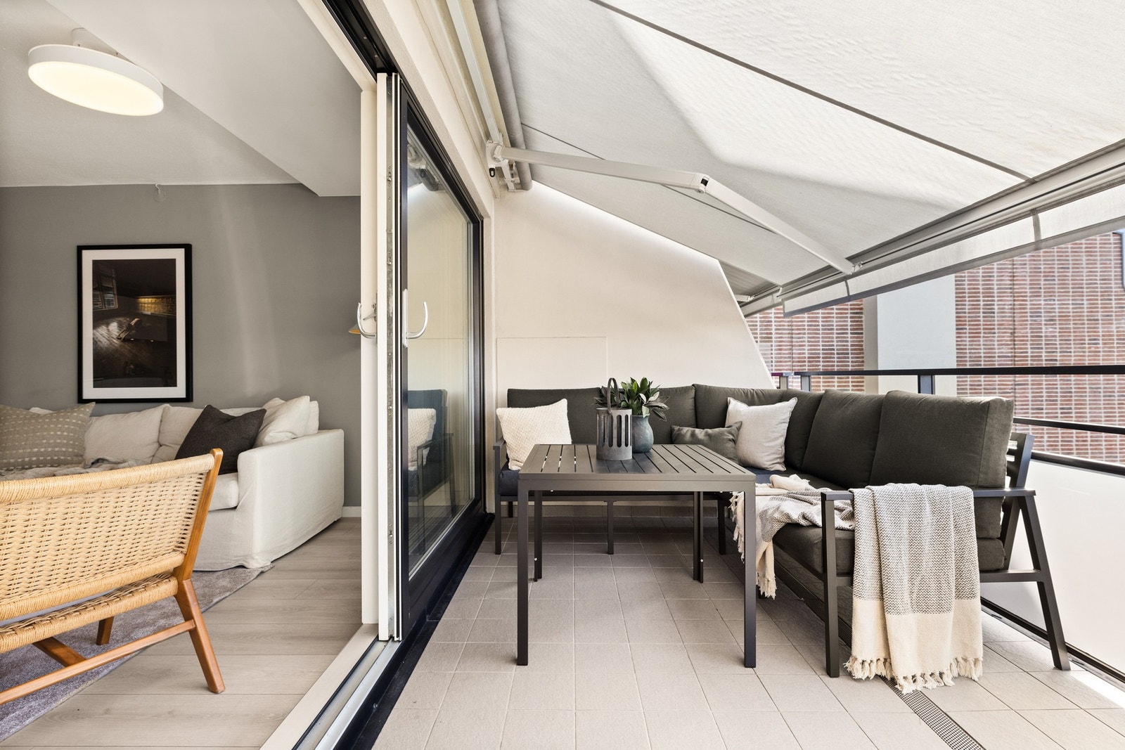 Det er bl.a. elektrisk solmarkise og strømuttak. Galleribilde