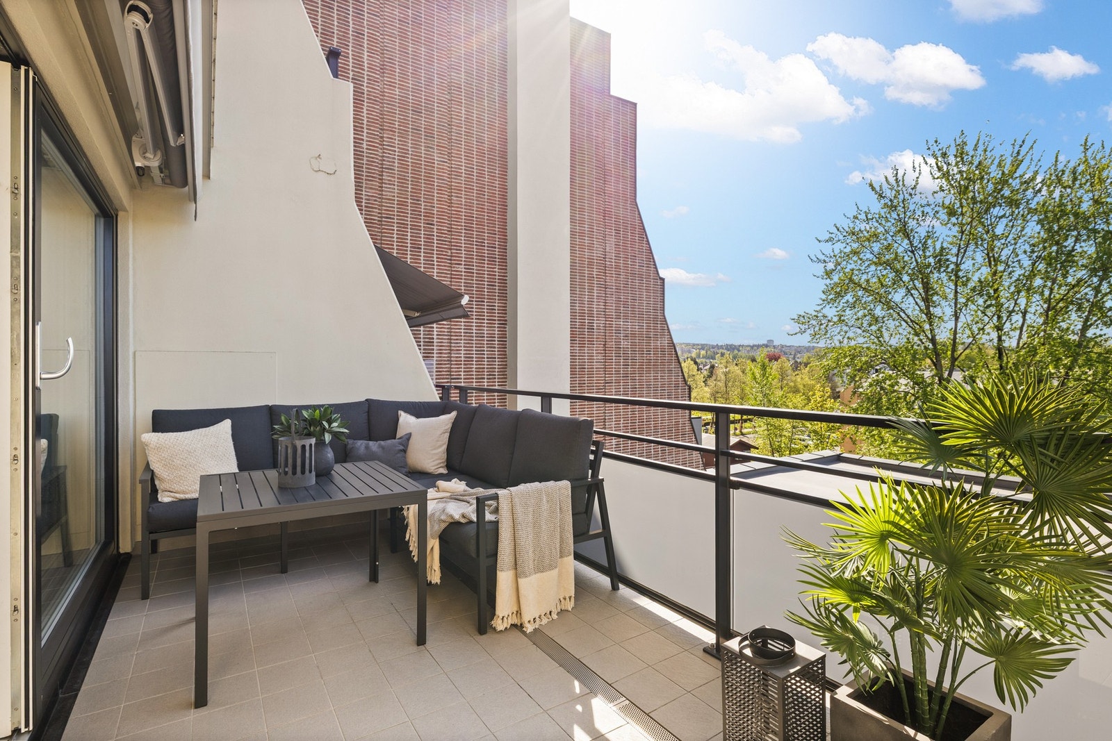 Idyllisk uteplass Galleribilde