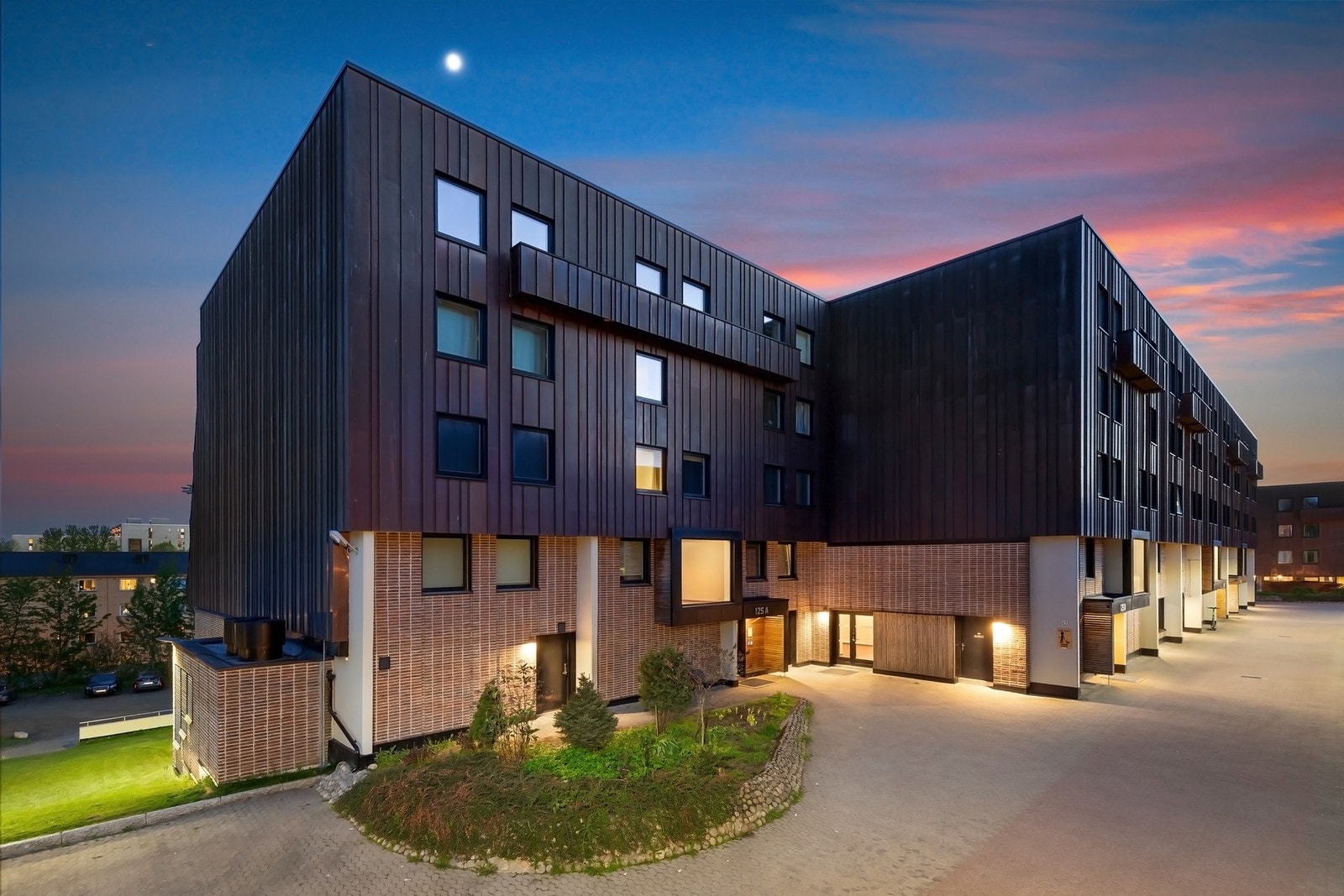 Boligblokk over 5 etasjer og 2 underetasjer oppført i 1981. Sameiet renoverte bygningsmassen utvendig i 2018-2020 (ferdigstilt i 2020). Galleribilde