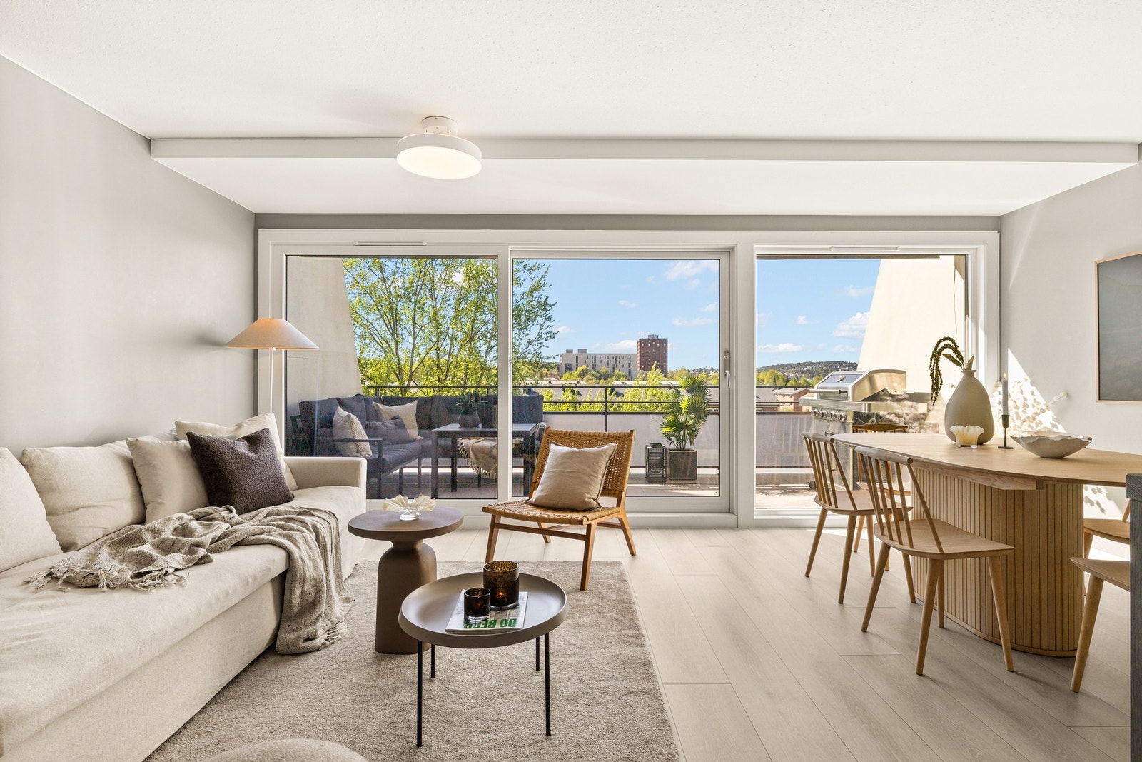 Store vindusflater mot syd gir leiligheten innslipp av mye daglys. Galleribilde