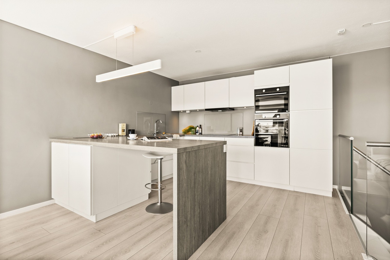 Integrert oppvaskmaskin, induksjonstopp, stekeovn, kombinert mikrobølge-/stekeovn og kjøleskap (hvitevarer er fra Asko og Siemens). Galleribilde