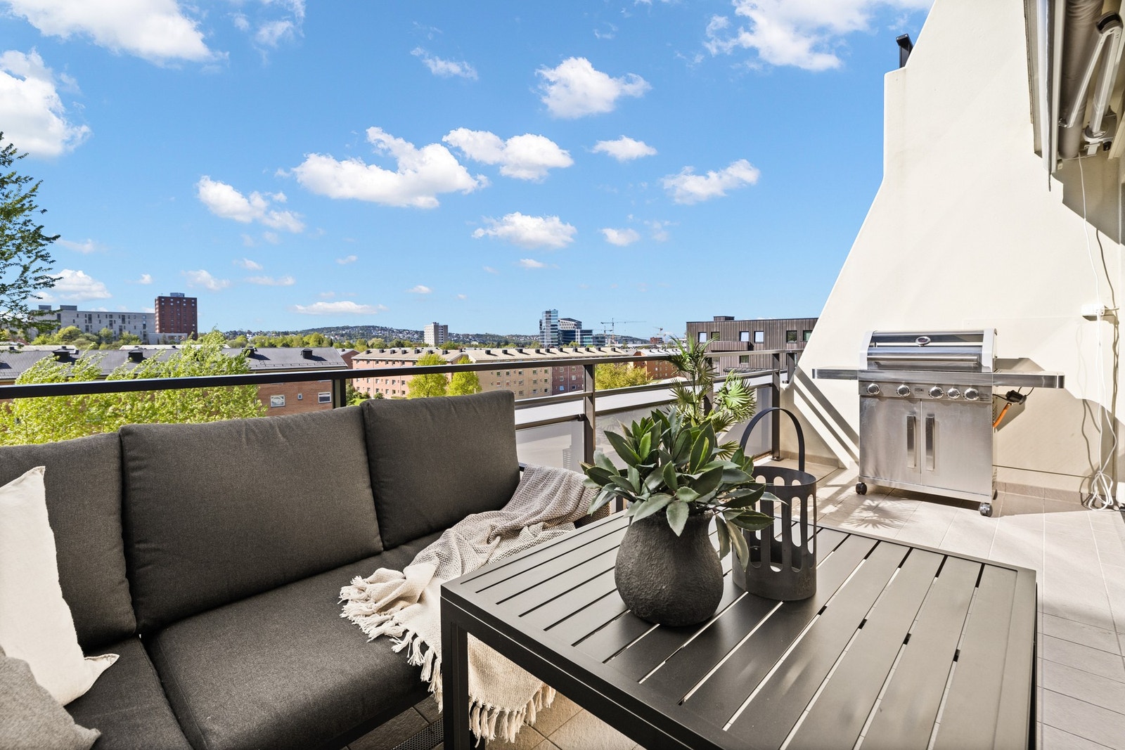 Usjenert terrasse med flott utsikt Galleribilde