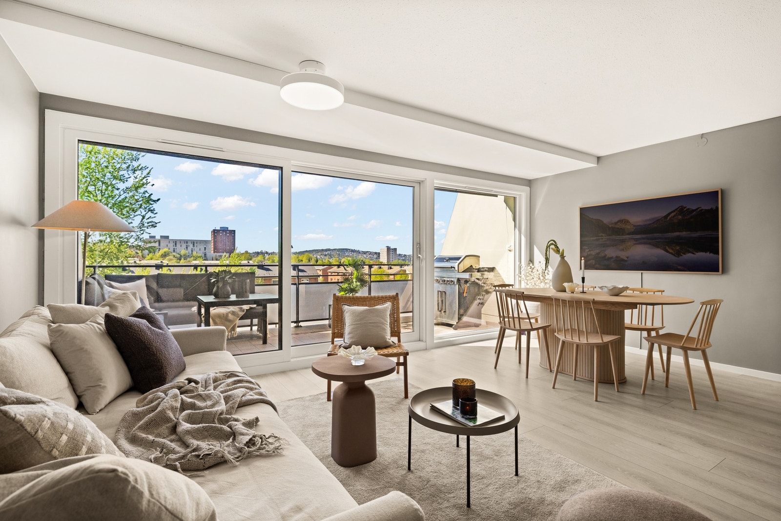 Lekker selveierleilighet med flott utsikt og sydvendt terrasse på 12 m² | Garasje | Usjenert beliggenhet Galleribilde