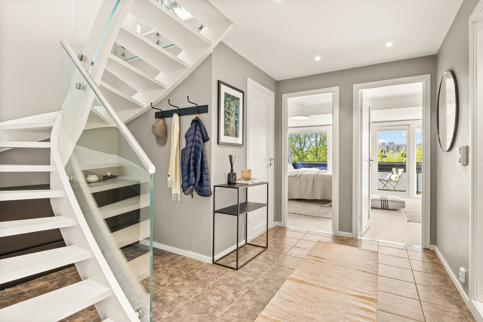 Trappegang/entré 2. etasje. Etasjen består forøvrig av 2 soverom, bad, wc og bod. Galleribilde