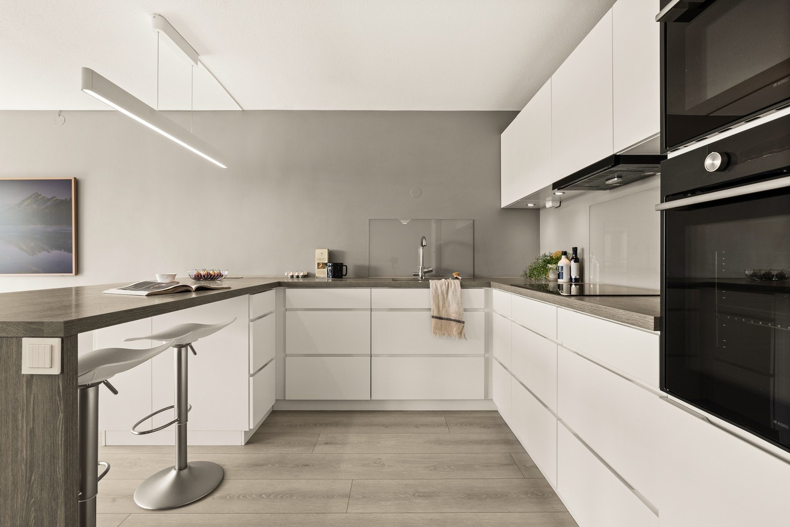 Planlimt oppvaskkum i rustfritt stål og ettgreps kjøkkenarmatur. Galleribilde