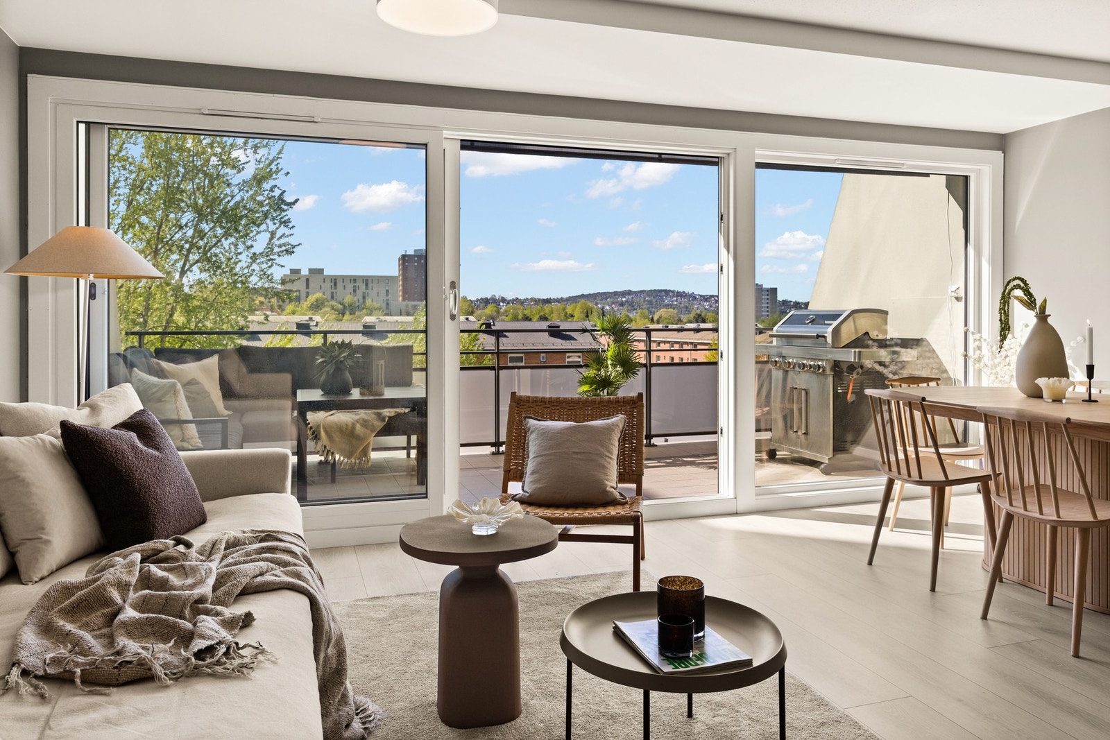 Malte trevinduer og terrasseskyvedør i tre med 2-lags glass datert 2019. Galleribilde