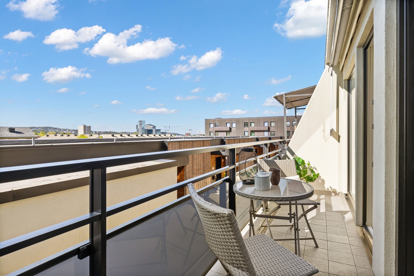 Sydvendt balkong på ca. 6 m² på utsiden av soverom i 2. etasje. Galleribilde