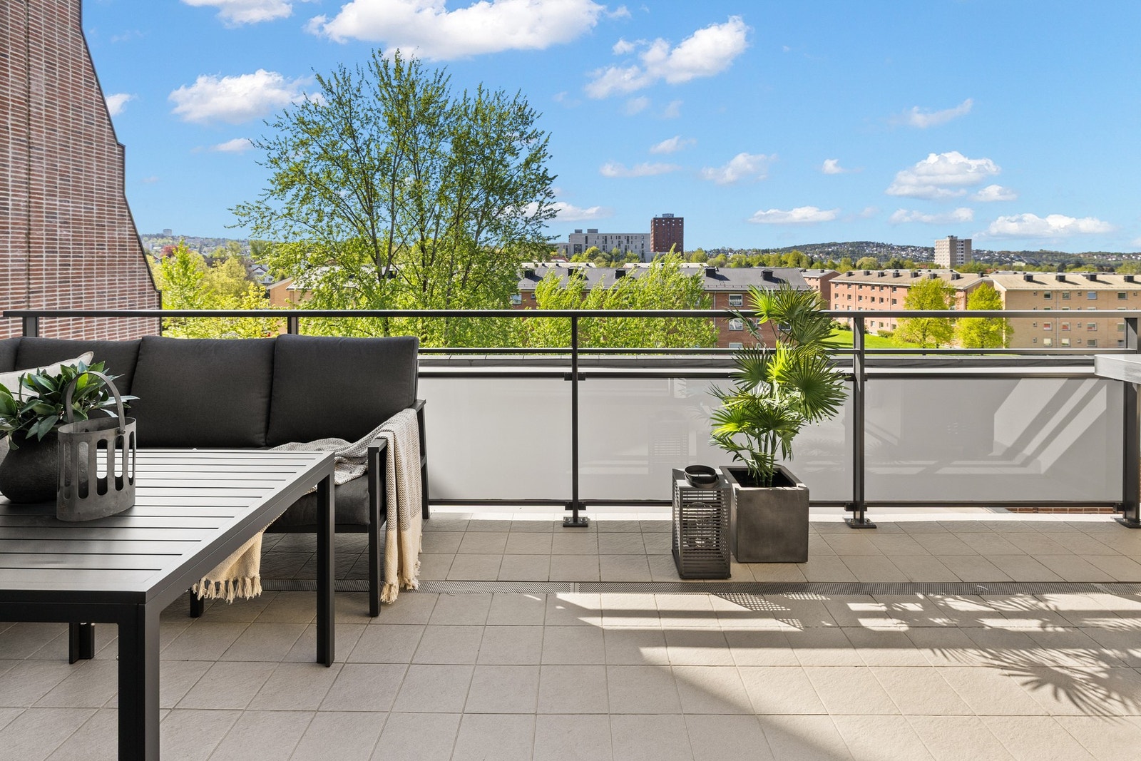 Betongdekke belagt med fliser og fall til slukrenne Galleribilde