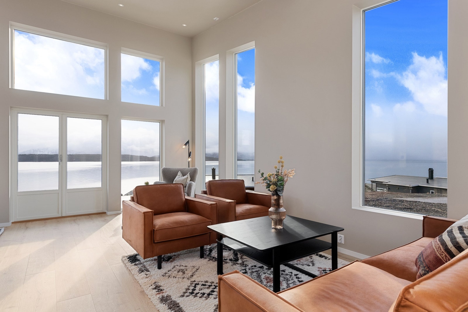 Den flotte utsikten kan nytes fra sofaen. Galleribilde