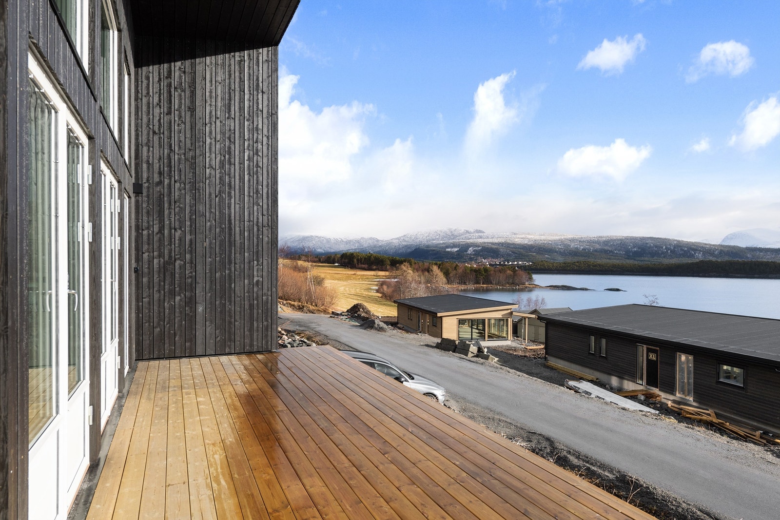 Terrassen strekker seg langs syd- og vestsiden av hytta. Galleribilde