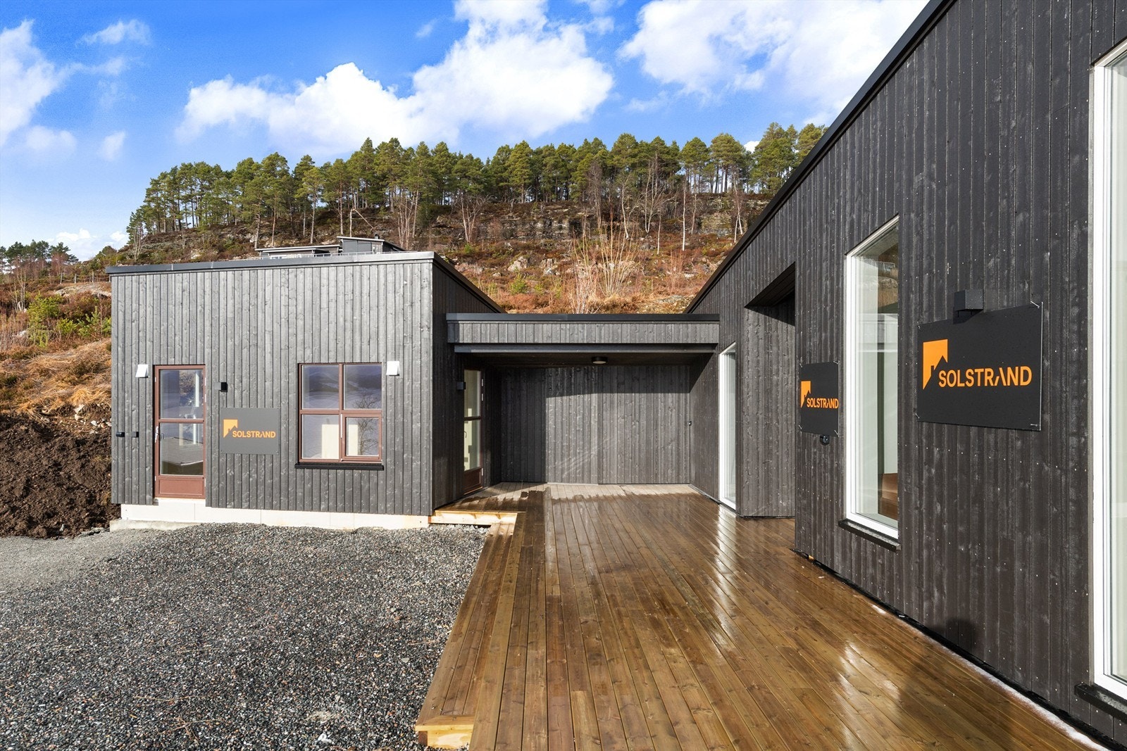 Hytte og anneks er bundet sammen av en romslig terrasse. Galleribilde