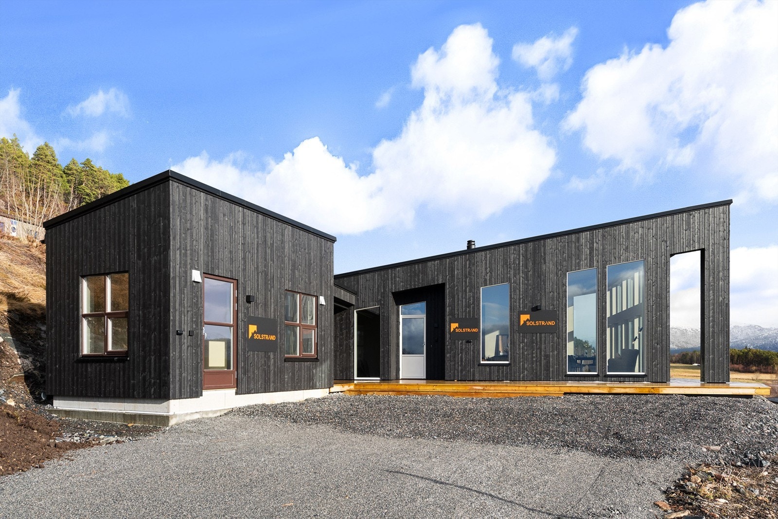 Flott hytte på ett plan med anneks. Galleribilde