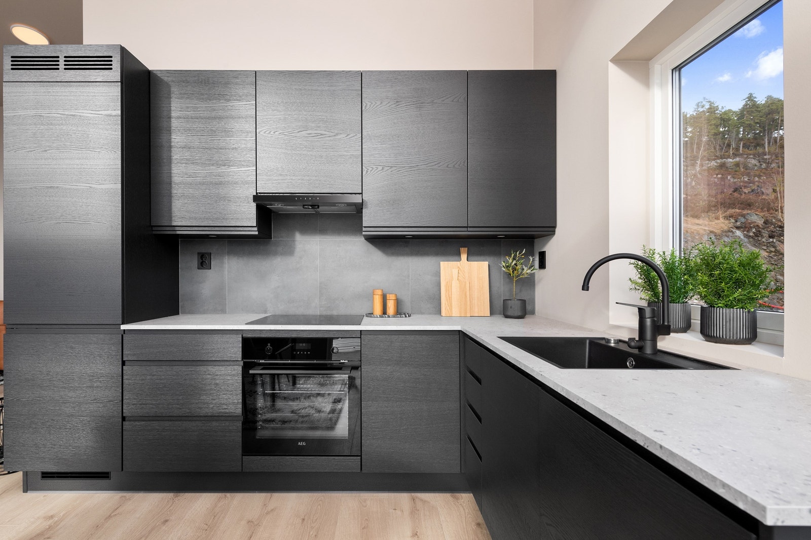 Innredningen har finer-/foliefronter og kompositt/laminat benkeplater. Galleribilde