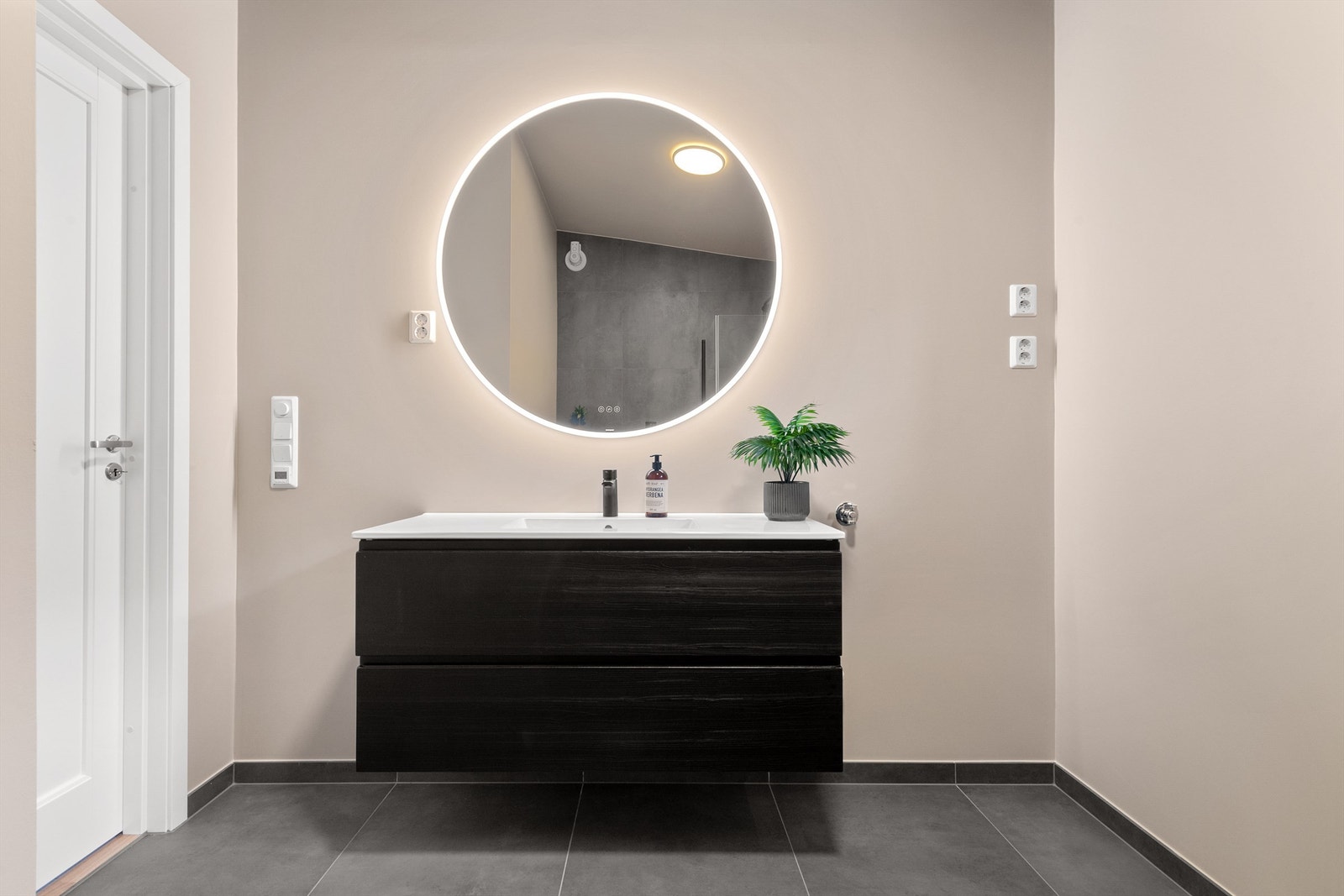 Innredning med heldekkende servantplate. Det er opplegg for vaskemaskin. Galleribilde