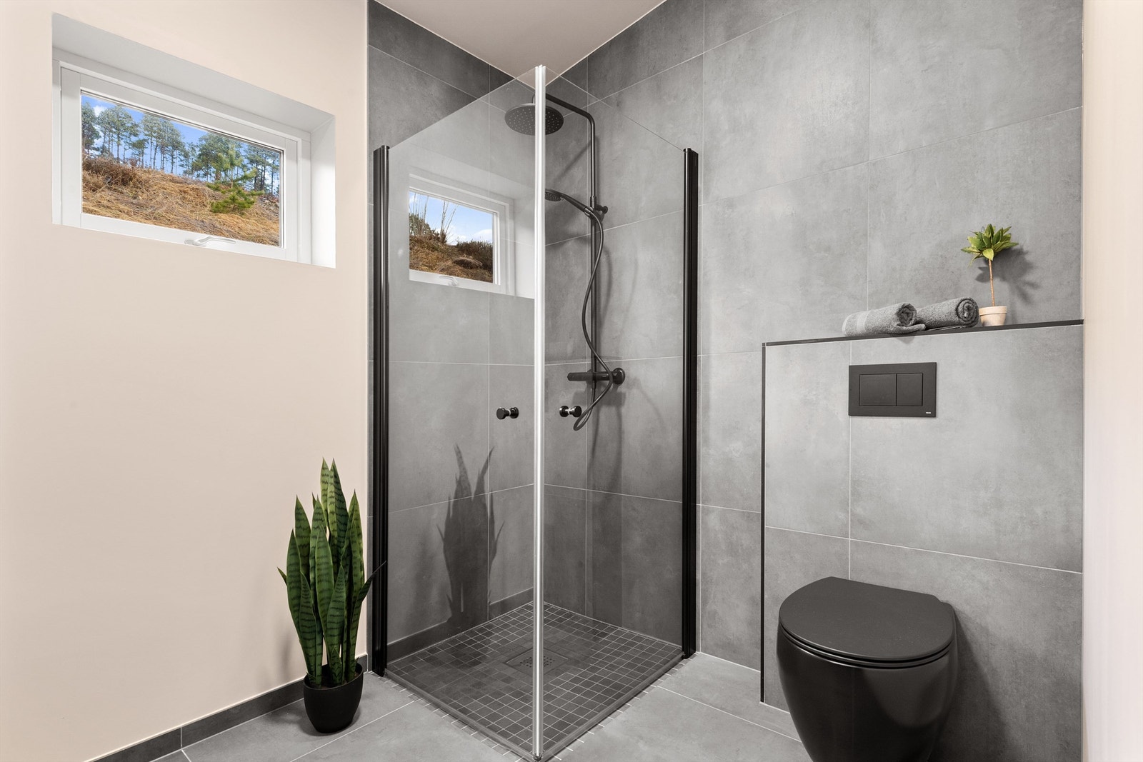 Delikat bad/vaskerom. Flis og malte plater på veggene og flis på gulv. Galleribilde