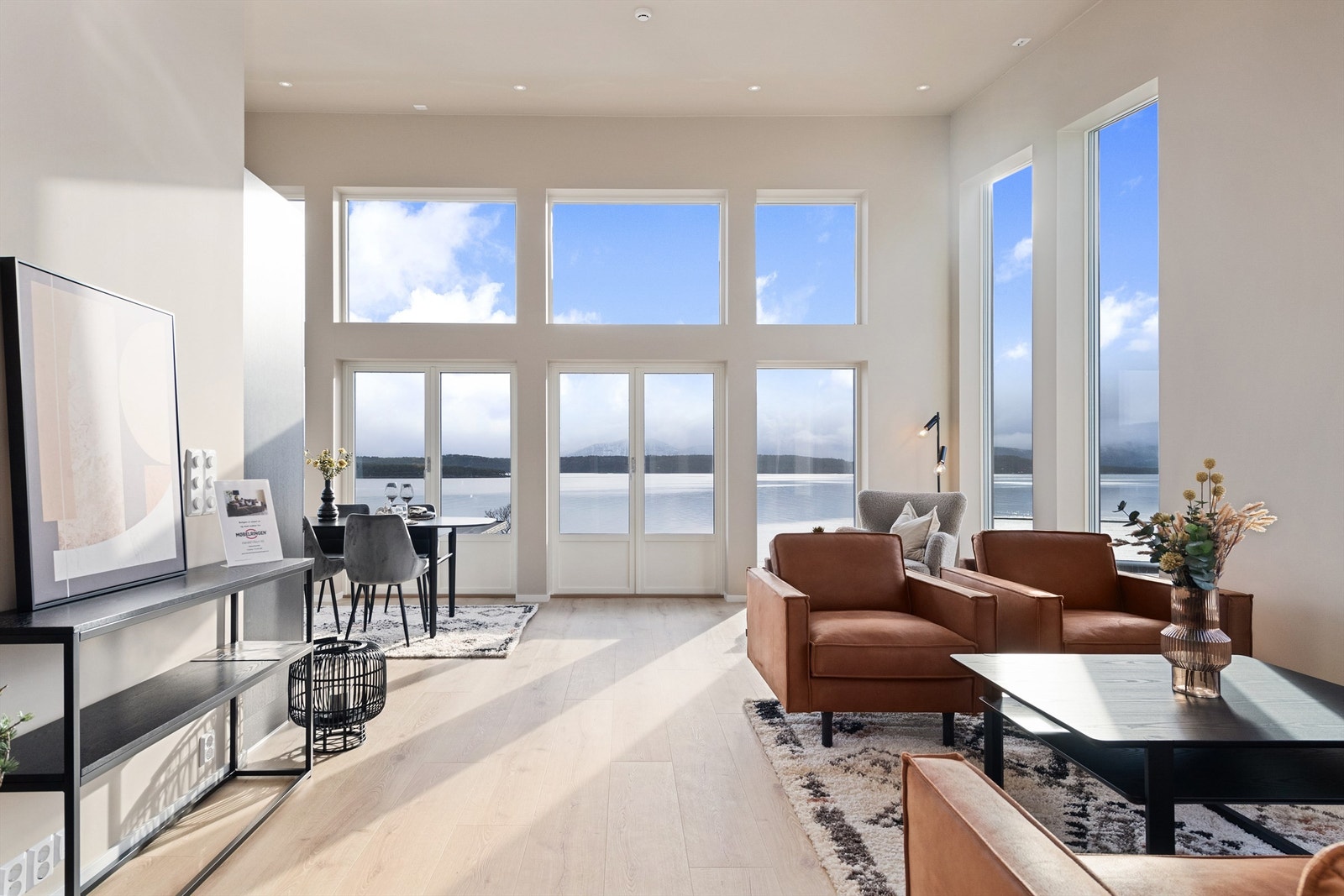 Store vindusflater og høy himling gir en god romfølelse. Galleribilde