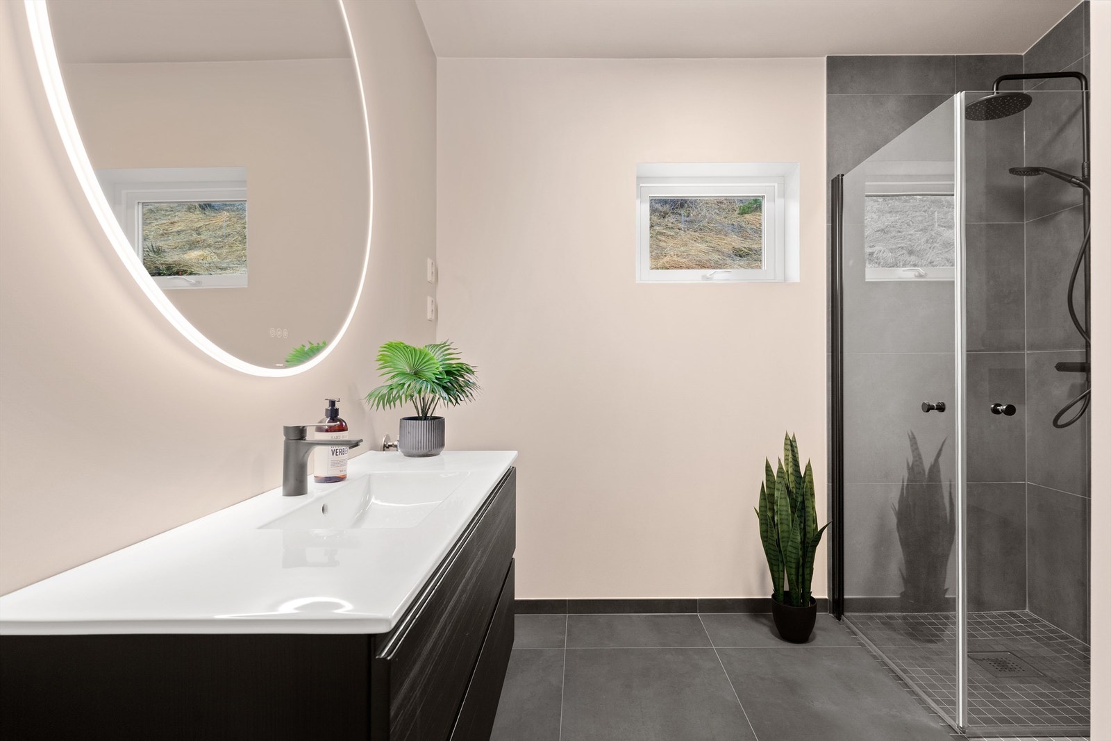 Det er dusj på vegg med glassdører. Galleribilde