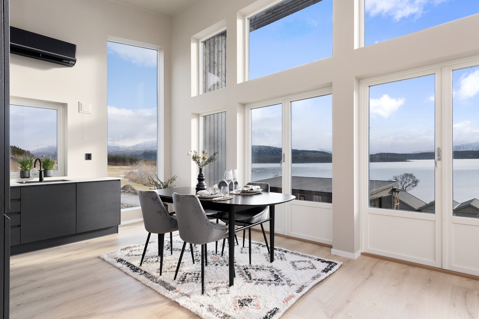 Den flotte utsikten følger deg i både stue og kjøkken. Galleribilde