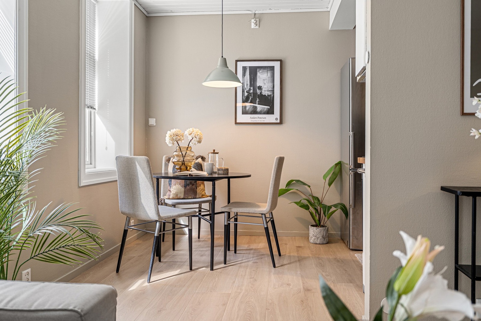 Det er nylig lagt nytt gulv i hele leiligheten. Galleribilde