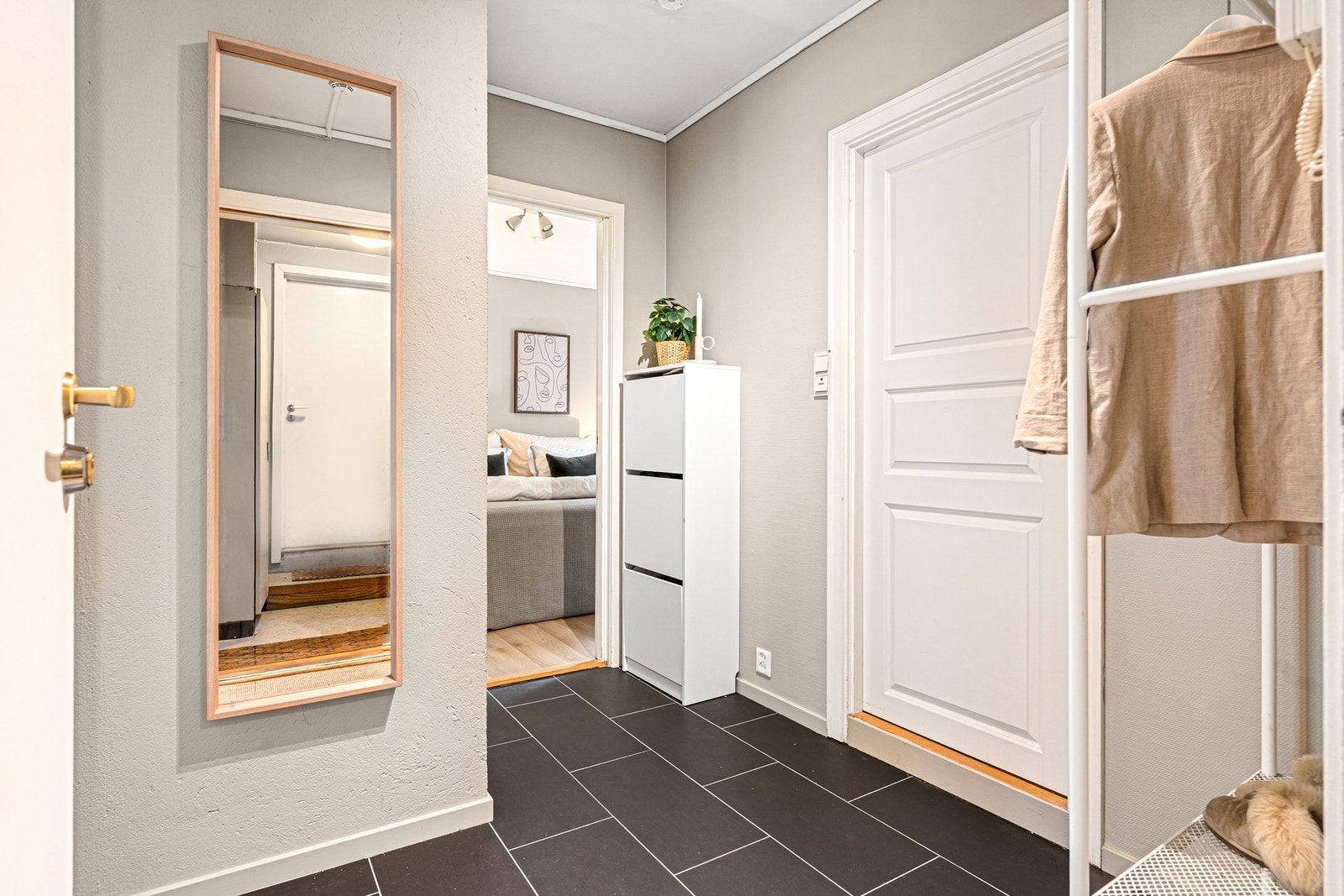 Velkommen inn! Leiligheten disponerer en bod like utenfor leiligheten. Galleribilde